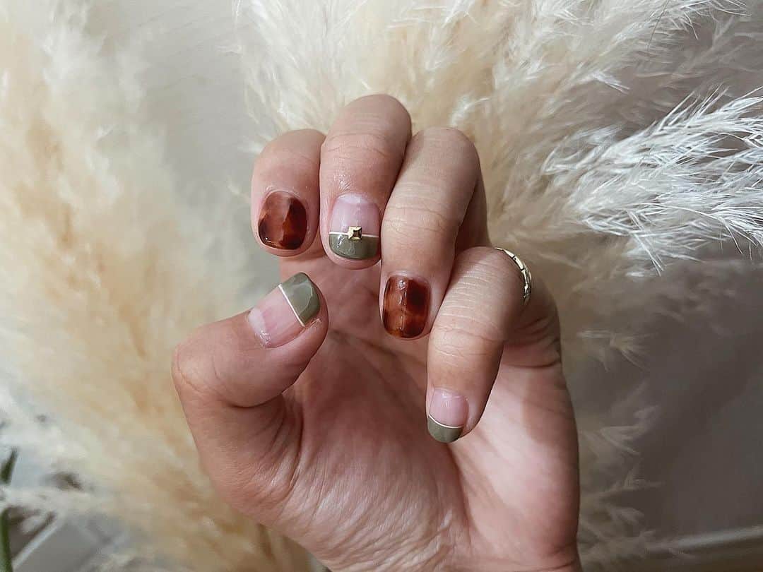 のインスタグラム：「約1年ぶり？にネイルをしてもらってきた💅✨ ㅤㅤㅤㅤㅤㅤㅤㅤㅤㅤㅤㅤㅤ べっこうとカラーのフレンチっぽいデザイン🤎 ㅤㅤㅤㅤㅤㅤㅤㅤㅤㅤㅤㅤㅤ ちゅるちゅるネイル見るとテンション上がるしやる気あがるよねーーー😭😭😭😭💕 ㅤㅤㅤㅤㅤㅤㅤㅤㅤㅤㅤㅤㅤ  #instagood #instalove #instagram #nail #ネイルサロン #ネイル  #お気に入り #💓 #💅 #べっこうネイル #冬ネイル #shii_nail🌹#ジェルネイル  #instagram  #ヘアカット  #japan  #メイク  #YouTube  #cosmetics #love #me #makeup  #fashion #メイク動画  #メイク #コスメ #youtuber #youtube」