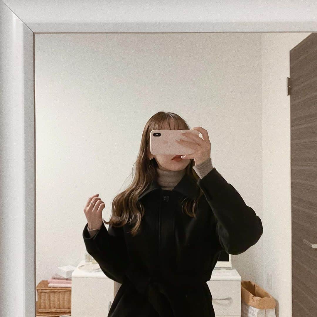 小川陽香のインスタグラム：「久しぶりに髪の毛巻いた～♡ 今年は黒のコート追加です✌🏻 ㅤ outer @emmyofficial.jp  tops @lagunamoon_com  skirt @editforlulu  ㅤ ㅤ #ootd #code #fashion #emmy #lagunamoon #editforlulu #ファッション #コーデ #ブラックコーデ #私服コーデ #私服」