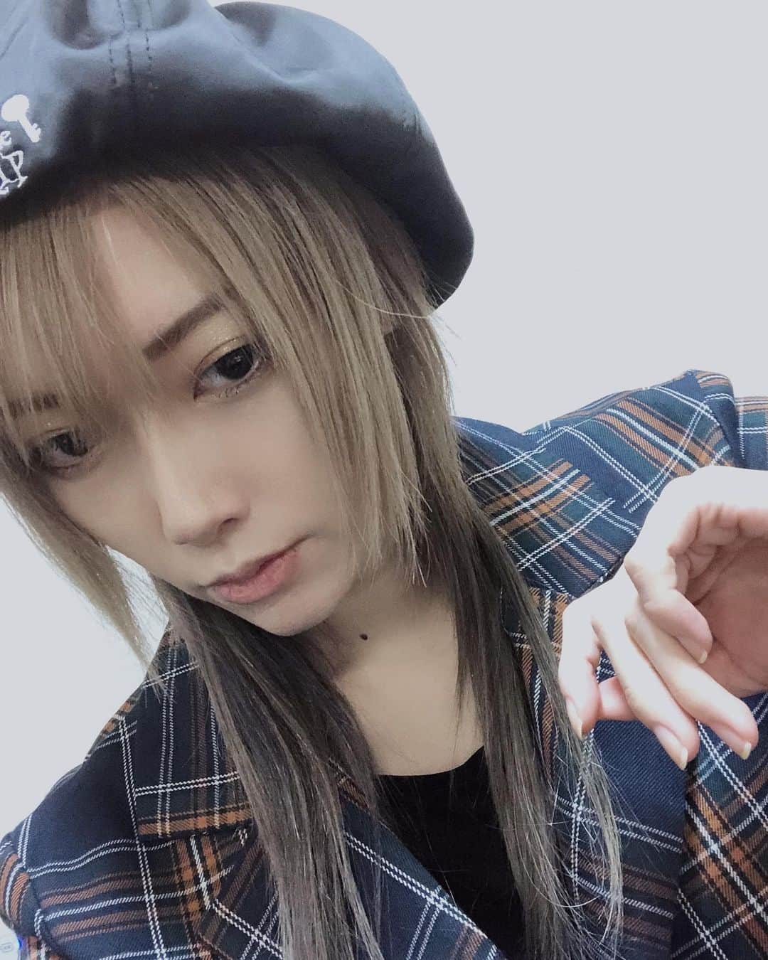 ルウトさんのインスタグラム写真 - (ルウトInstagram)「🤡💕 いつ振りか思い出せないくらい久々に襟足がつきました！！ Core新宿の横部さん(@core.yokobe.e )にやってもらたよ♡いつもありがとうございます！ . いよいよ18日から放課後戦記が始まります。 闘鷹 争(とうたか あらそ)という、習字の時間に泣きそうなお名前の役を演らせて頂きます。 アクション、ダンス、友情、破壊、色んな物が敷き詰められていて見るところ沢山です😳 .」11月15日 20時22分 - chitoseruto