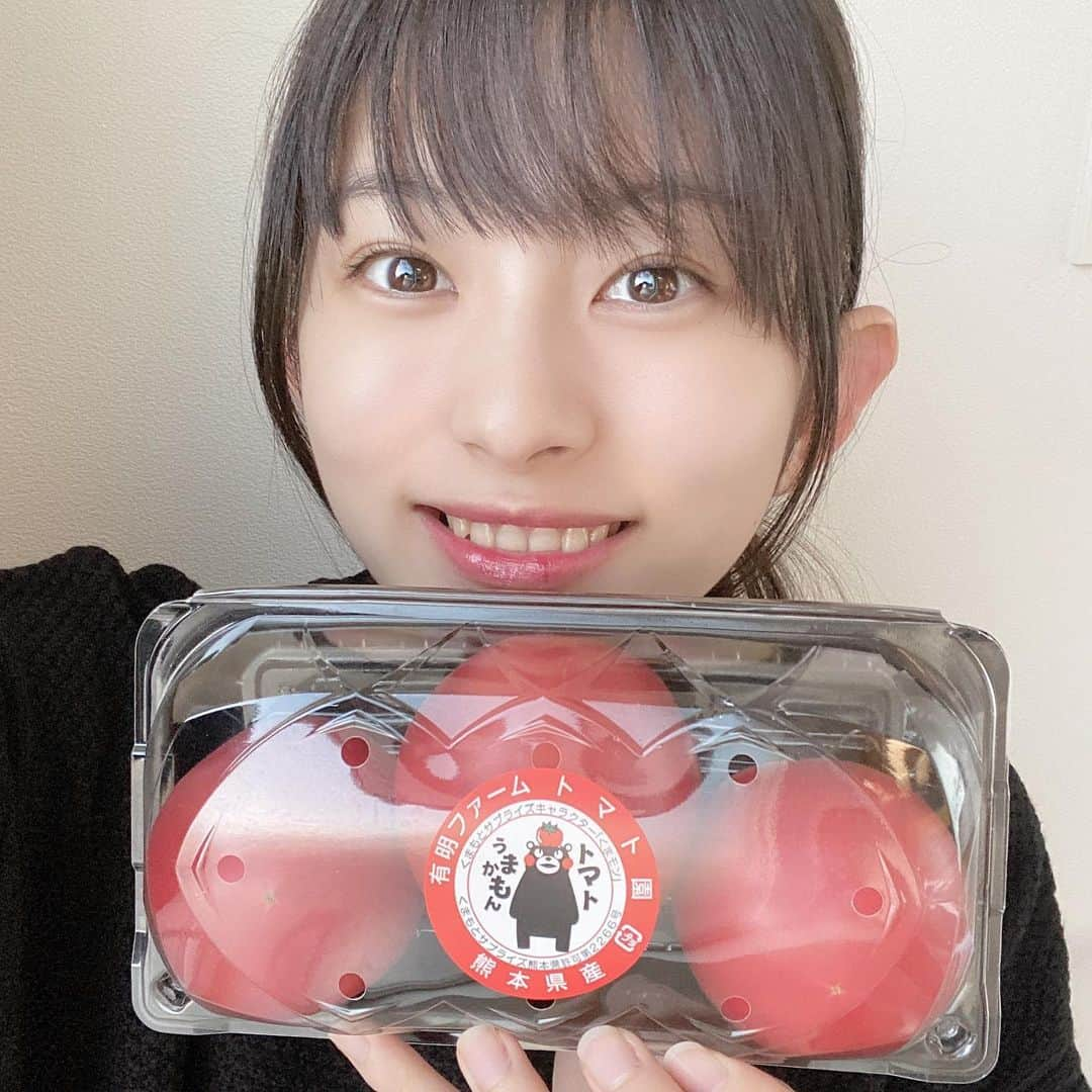 瀬田さくらさんのインスタグラム写真 - (瀬田さくらInstagram)「. 有明ファームさんのトマト🍅 食べた時に口いっぱいに甘さが広がって美味しいんです！家族で食べたんですけれどもぐもぐして口で感想をすぐ言えなかったから目を見開いて美味しさを伝えあいました👀✨ . ちなみに有明ファームさんのトマトをたっぷり使ったレトルトカレーも美味しいですよ🍛💕 皆さん是非食べてみてくださいね！ . #有明ファーム #トマト #🍅 #大牟田 #瀬田さくら #ちゃん瀬田 #ばってん少女隊 #ばっしょー」11月15日 20時32分 - seta_sakura_official