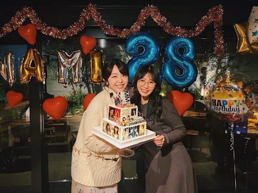 西野未姫さんのインスタグラム写真 - (西野未姫Instagram)「みぃちゃん❤️ 28歳お誕生日おめでとう🎉  大好きなみぃちゃんのお誕生日のカウントダウンを一緒にしました😆💓  私が14歳でみぃちゃんが21歳の時に出会ってから、お母さんみたいなお姉ちゃんみたいな存在です☺️  あれからもう7年！！！  困った時助けてくれたり、何かあったら心配してくれる、、 本当に優しくて、素敵で尊敬するところばかり🥺  これからもずっと仲良くしてください😍  みぃちゃんだいすきーーーー❤️❤️❤️  素敵な1年になりますようにっ😌✨  #お誕生日おめでとう」11月15日 20時26分 - nishinomiki_official