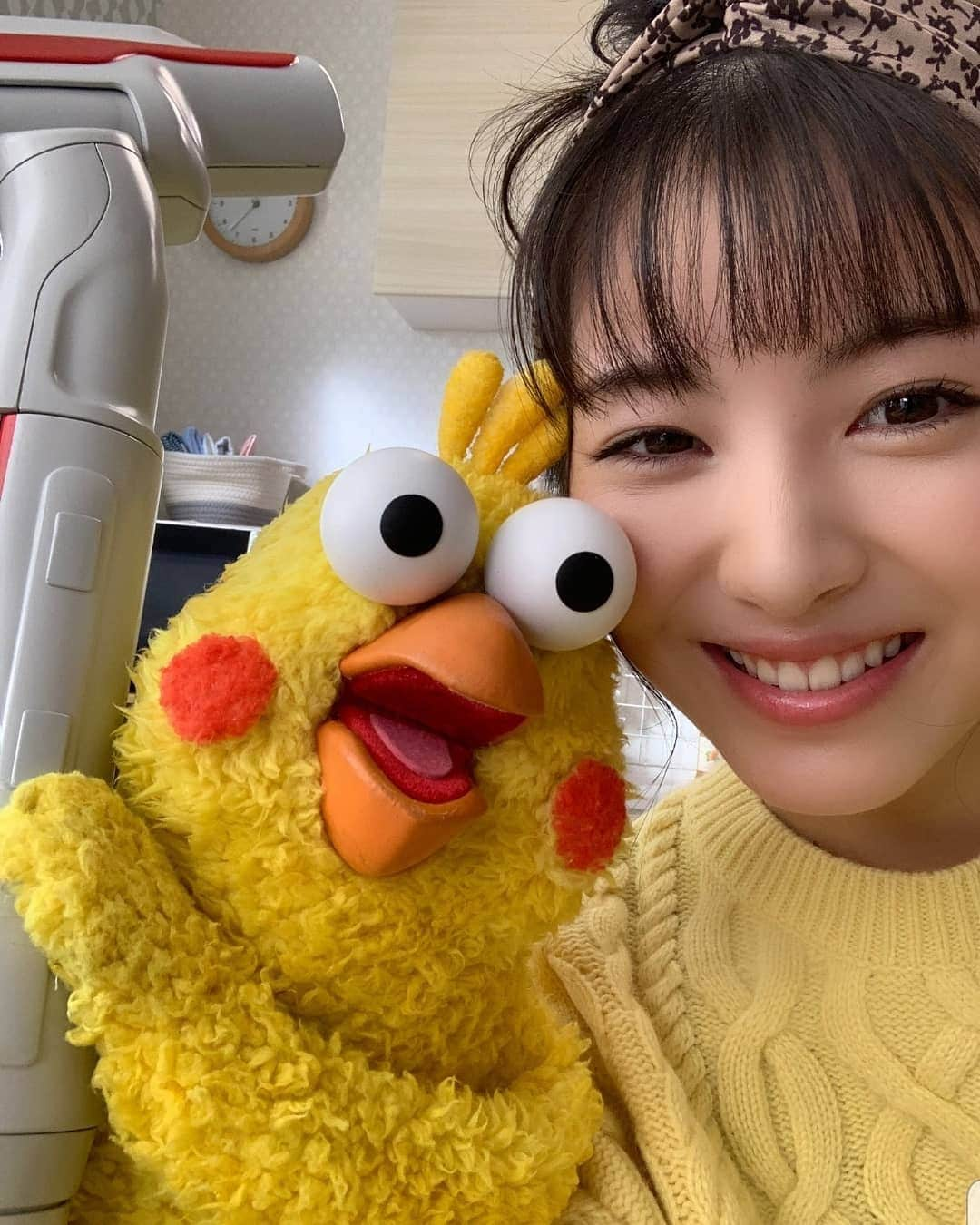 浜辺美波さんのインスタグラム写真 - (浜辺美波Instagram)「docomoの新CMのみーたんもかわいい👩🏻💗ポインコとも息ぴったり😁 ・ ・ ・ #浜辺美波 #ベーやん #はまみぃ #ベーやん #ベーやんスタイル #みーたん #みーちゃん #はまべみなみ #minamihamabe #docomo #ポインコ #浜辺美波可愛すぎ #浜辺美波好きな人と繋がりたい #l4l #f4f #tokyo #japan #instagramer #instagood #instalike #instapic」11月15日 20時30分 - lgm_naotan