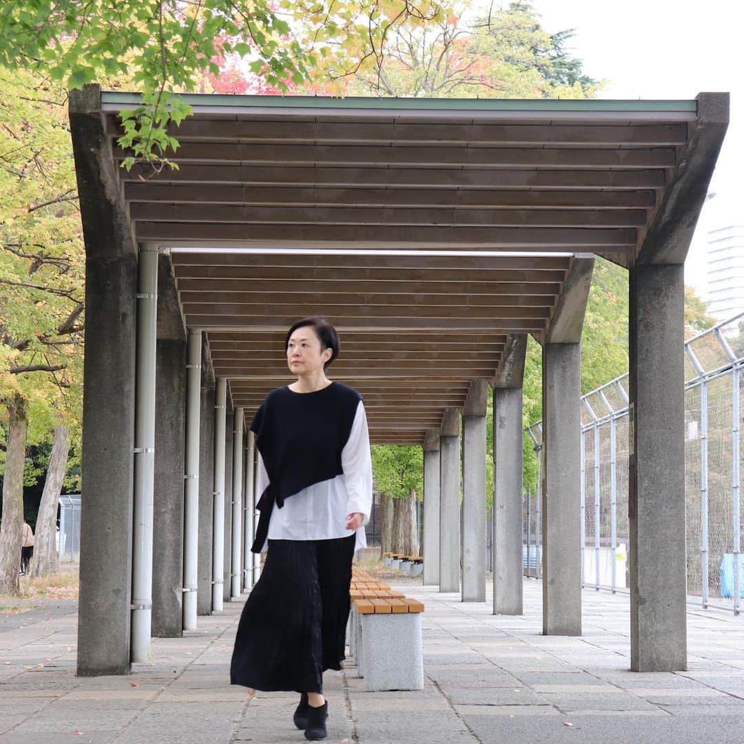 麻生れいみのインスタグラム：「ユニクロのマーメイドラインな、ツイストプリーツロングスカート。 ランダムなツイストプリーツと優雅な艶で高級感ありだと思います。  トップモデル”イネス・ド・ラ・フレサンジュ”とのコラボレーションアイテムだそうです。  bottoms  #ユニクロ　@uniqlo_jp  #プチプラコーデ  #シニアコーディネート  #シニアファッション #50代ファッション  #シンプルコーデ #ボブヘアー  #ツーブロック女子  #プチプラファッション #fashion  #around50 #麻生れいみ」