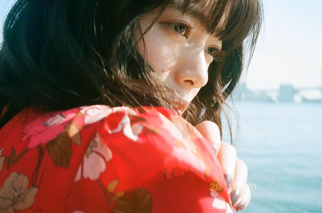 のインスタグラム：「🐤🎞﻿ ﻿ ﻿ たびたび聞かれて﻿ ﻿ ﻿ 聞かれすぎている最近のfilm写真は、﻿ ﻿ ﻿ Canonのautoboy SⅡ です﻿ ﻿ ﻿ filmはportra160か400﻿ ﻿ ﻿ 晴れていて自然光で撮りたい時はiso400﻿ ﻿ ﻿ フラッシュを使いたいときはiso160で強制発光にしてます﻿ ﻿ ﻿ おめでとう！とか、I LOVE YOU とか、キャプションも入れれます﻿ ﻿ ﻿ ただ、カメラ側にはキャプションの番号しか出ません(E-1 とか)﻿ ﻿ ﻿ で、説明書がないので、何がどのキャプションなのかわかりません笑﻿ ﻿ ﻿ もちろんネットで調べたら分かると思うけど、﻿ あえてランダムで適当にやって遊んでます﻿ ﻿ ﻿ I LOVE YOUが全然出ない🥑﻿ ﻿ ﻿ 最強の遊びカメラとしてめちゃくちゃオススメです」