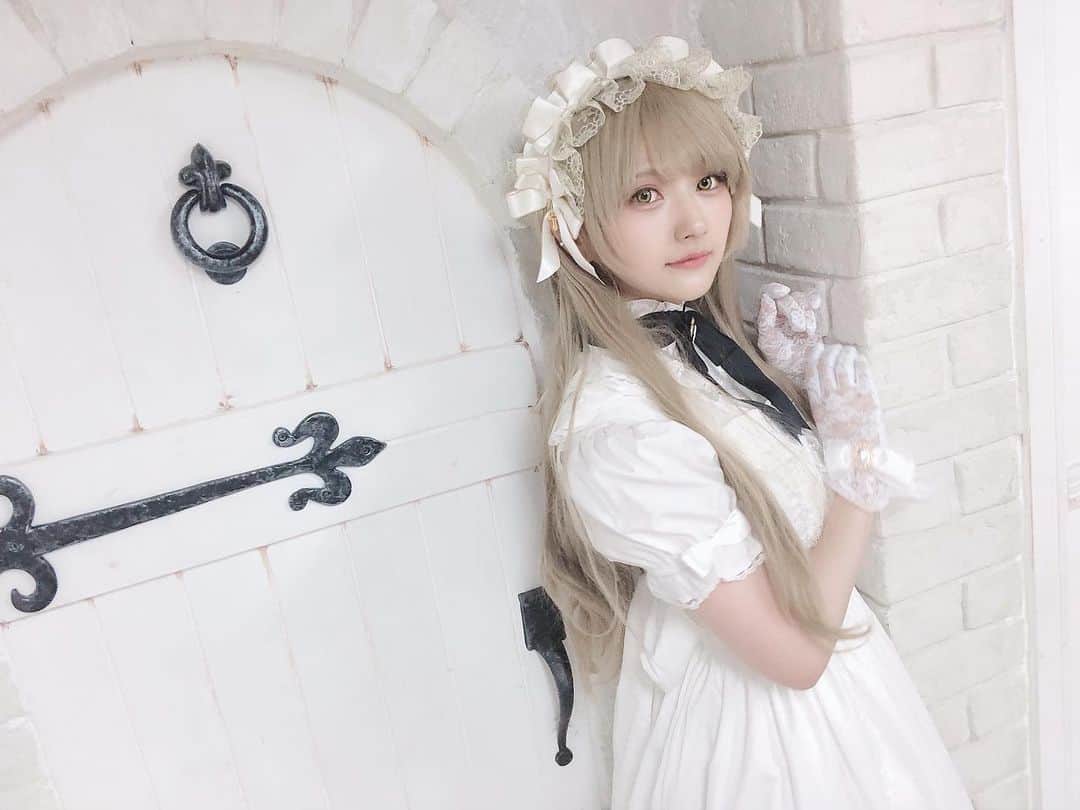 のインスタグラム：「. さっきのはちゃんとカメラで 撮っていただいたやつで、 こっちはアプリで撮ったやつ。  全部おんなじような顔しとる.....  こういう衣装着るとこうなる()  ☁️  #コスプレ #白 #ロリータ #voicechannel #オフショット」