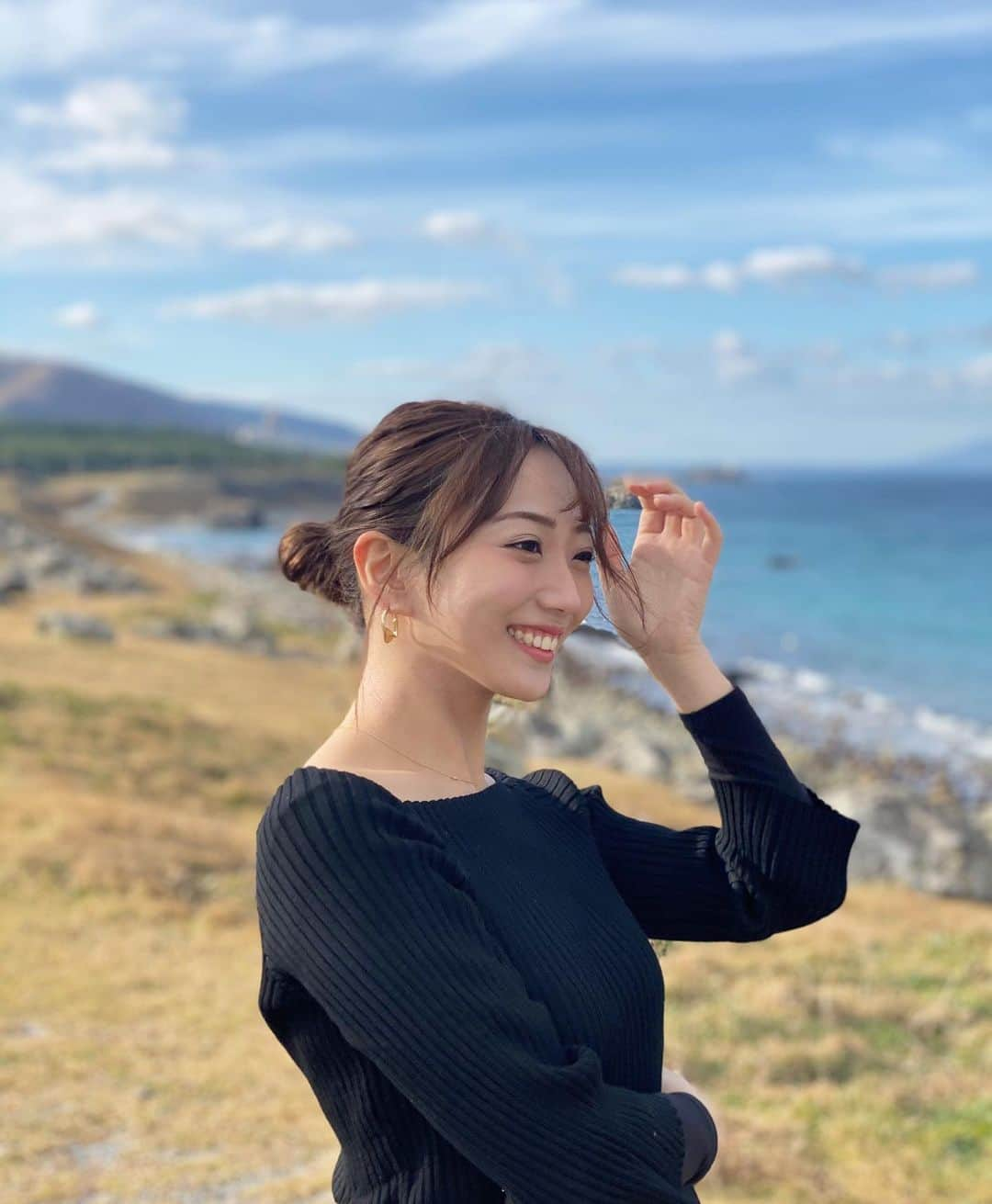 小川奏さんのインスタグラム写真 - (小川奏Instagram)「秋の海好きなんですよね  ごめんなさい！めちゃオフな日😂 オフな日は髪の毛まとめて、メイクも服装もシンプルなのが好きです！  #ミス学習院 #ミス学習院コンテスト2020 #ミスコングランプリ #海 #秋コーデ #秋コーディネート  #黒ニット #ロブアレンジ #ロブ#女子大生 #かわいいもの好きな人と繋がりたい #オシャレさんと繋がりたい #ナチュラルメイク #ナチュラル #コスメ好きさんと繋がりたい #コスメオタク」11月15日 20時49分 - kana_missg2020