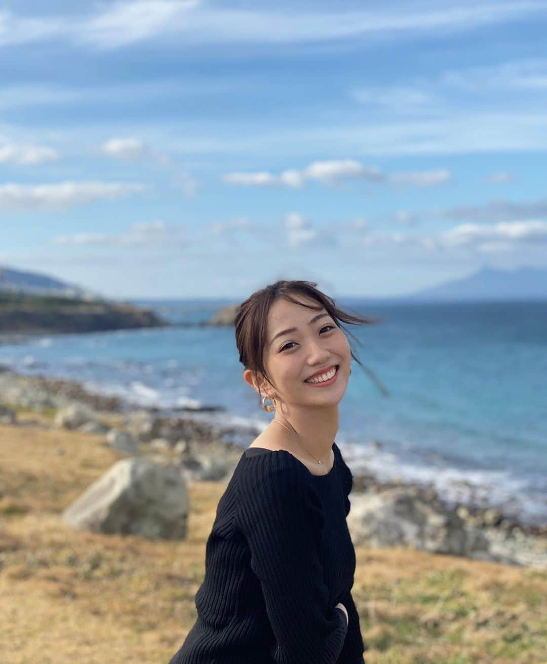 小川奏さんのインスタグラム写真 - (小川奏Instagram)「秋の海好きなんですよね  ごめんなさい！めちゃオフな日😂 オフな日は髪の毛まとめて、メイクも服装もシンプルなのが好きです！  #ミス学習院 #ミス学習院コンテスト2020 #ミスコングランプリ #海 #秋コーデ #秋コーディネート  #黒ニット #ロブアレンジ #ロブ#女子大生 #かわいいもの好きな人と繋がりたい #オシャレさんと繋がりたい #ナチュラルメイク #ナチュラル #コスメ好きさんと繋がりたい #コスメオタク」11月15日 20時49分 - kana_missg2020