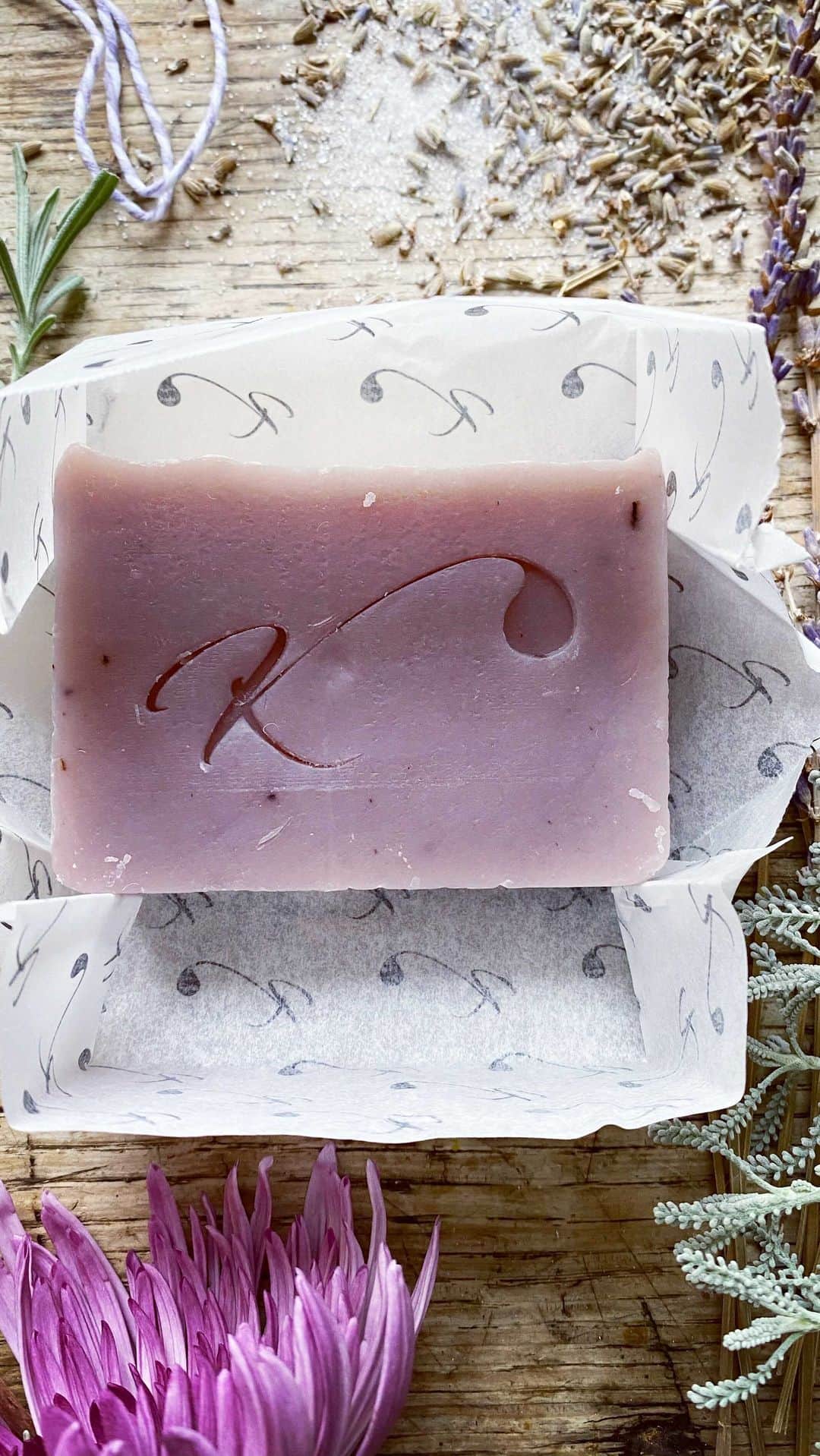 Tea and sittingのインスタグラム：「Such an interesting and informative chat with Sharron Jenkins about her ethical and sustainable artisan soaps and bodycare care products!! Sharron talks about her Caribbean heritage and inspirations, sustainable Shea butter production and experimenting with her formulas in order to work completely palm oil free...I really loved this chat, especially as I was surrounded by all her beautifully scented products!! 💜🌿 #sustainableliving #ethicalsoap #shopsmall #shopindependent #artisansoapmaker #artistsopenhouses @64sandgate」