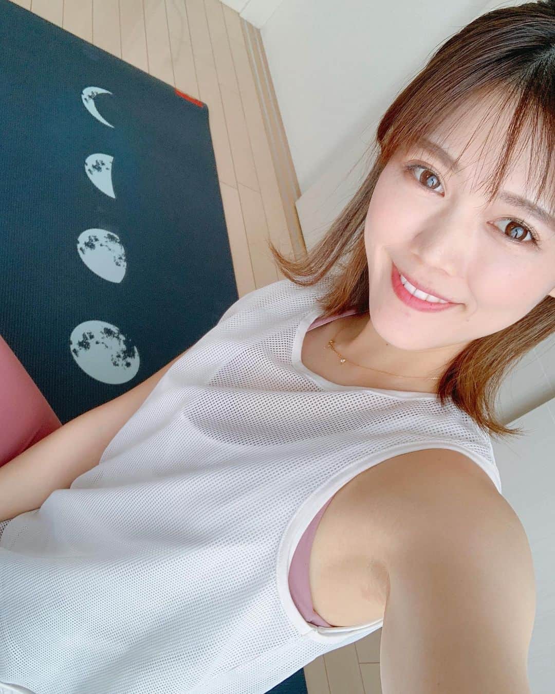 上坂由莉のインスタグラム：「﻿ \ \ 🌑 New Moon 🌚 / /﻿ ﻿ 今日は新月ですね😊✨﻿ 目標を立てたり新しい事をはじめたり﻿ 新しい物を使うのに最適です✨﻿ ﻿ ﻿ 今年もあと少しですが、私も目標立てて﻿ 頑張ります😊🌼﻿ ﻿ ﻿ #新月 #蠍座新月 #ヨガ #ヨガインストラクター﻿ #ヨガウェア #ハガーマガー #ヨガマット #huggermuggerjapan﻿」