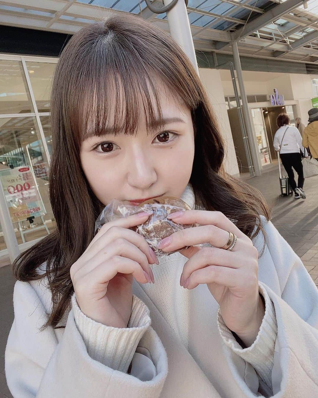 のインスタグラム：「熱海でおまんじゅう。♨️  #旅行 #国内旅行 #熱海 #小田原 #女子旅 #温泉 #スイーツ #旅行コーデ #instagood #fashion #秋メイク #winterfashion」