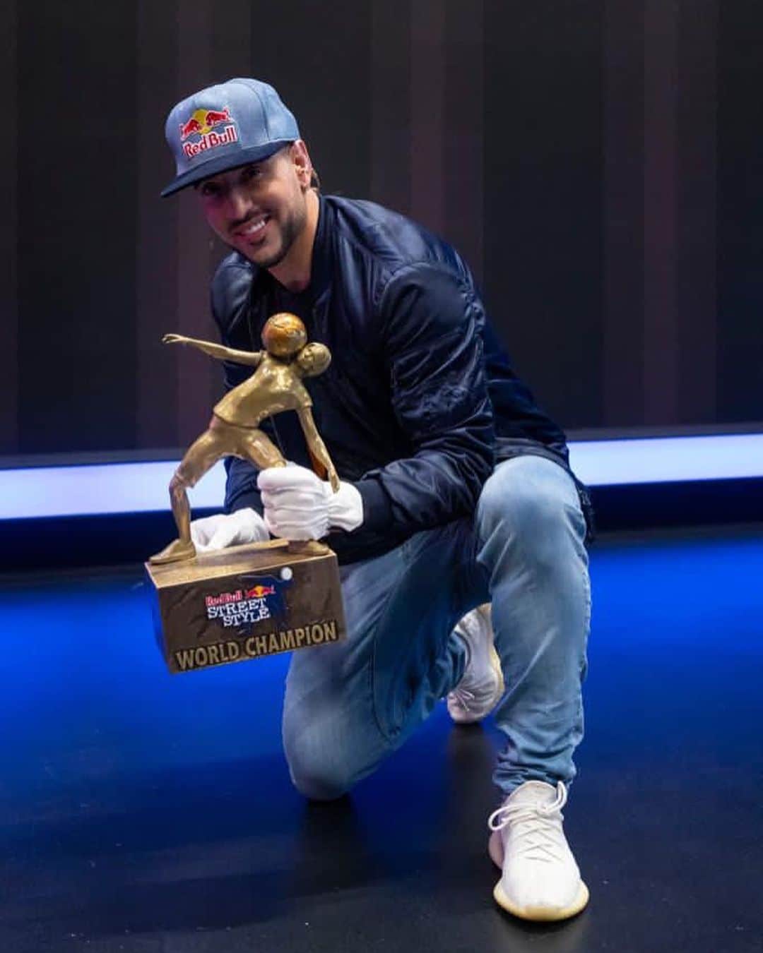 ショーン・ガルニエのインスタグラム：「It was the @redbull streetstyle world final yesterday ⚽️ congratulation to @melofreestyleball and @fagerlibrothers 🥇🥇 I am on my way to give you your trophy with your name one it like mine and the past winners🏆🏆  Have you been watching the show? How was my performance as a host ?🎤  Hier c’était la finale du @redbull street style ⚽️ félicitation à @melofreestyleball & @fagerlibrothers pour la victoire 🥇🥇 Je suis sur la route pour vous rendre votre trophée 🏆  Qui a regardé le show hier et comment avez vous trouvé ma prestation en tant que présentateur ? 🎤  🎥 @threemperformancegroup  📷 @schwarzmarc」