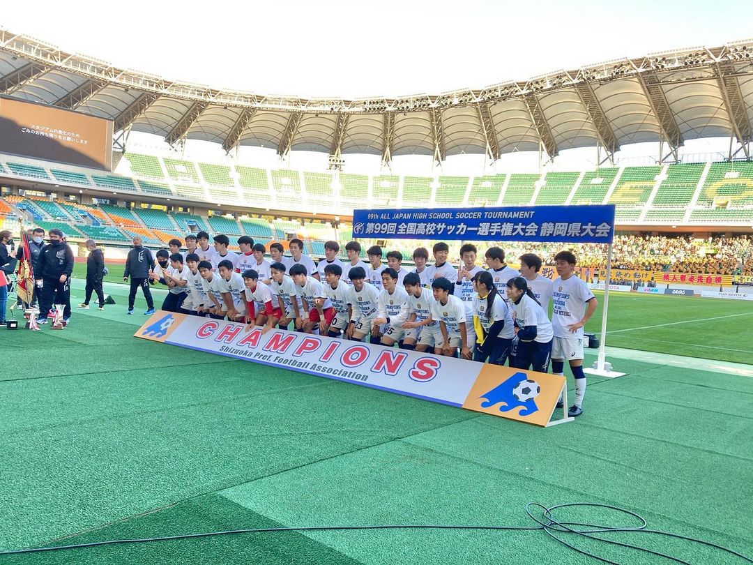 鳥越佳那のインスタグラム：「全国高校サッカー選手権 静岡県大会　  🏅優勝　藤枝明誠 🏅準優勝　東海大静岡翔洋  おめでとうございます!!  明誠は4年ぶりの優勝。 翔洋は第4シードからの挑戦。  翔洋の応援席リポートを担当しましたが、  放送で伝えきれないほど 応援席にはいろんな想いが詰まっていました。  "選手たちが ここまで連れてきてくれた"  という気持ちを忘れず 一緒に 試合にのぞむ姿に感動しました。  Daiichi-TVも チームワークで 試合をサポートさせていただきました！  次は全国！ 優勝した藤枝明誠 全国での活躍も楽しみです😊  #高校サッカー #藤枝明誠 #東海大静岡翔洋 #daiichitv」