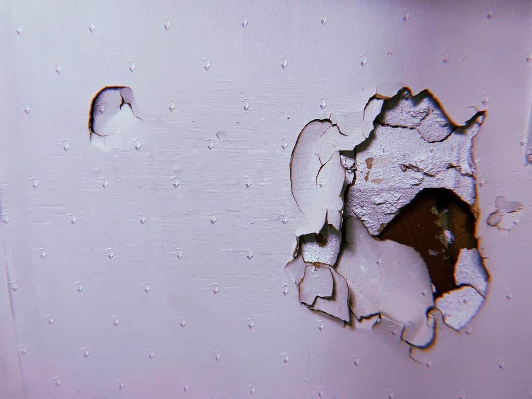 榊原徹士のインスタグラム：「So messed when I was high school. Hitting all over and I felt so lonely, cause everyone won't recognize me. But at that time. I didn't talk what I'm thinking or feeling. This is my shin of life.  高校の時は半グレで壁とかそこら中に穴を開けてました。誰も俺の事理解してくれないって思ってました。今見たら笑えるけどホントアホだなって思います。モノに当たるより誰かに話したほうが何万倍もいいって思うなぁ。 (ちなみにコレ直すのに結構な費用がかかるみたいで、いつか直します。)  #highschool #stupid #break #wall #学生 #多感 #反抗期 #痛いことはやってはいけません #二度とこういう事せん #だって痛いんだもん  #血だらけだったもん #だめよだめよ」