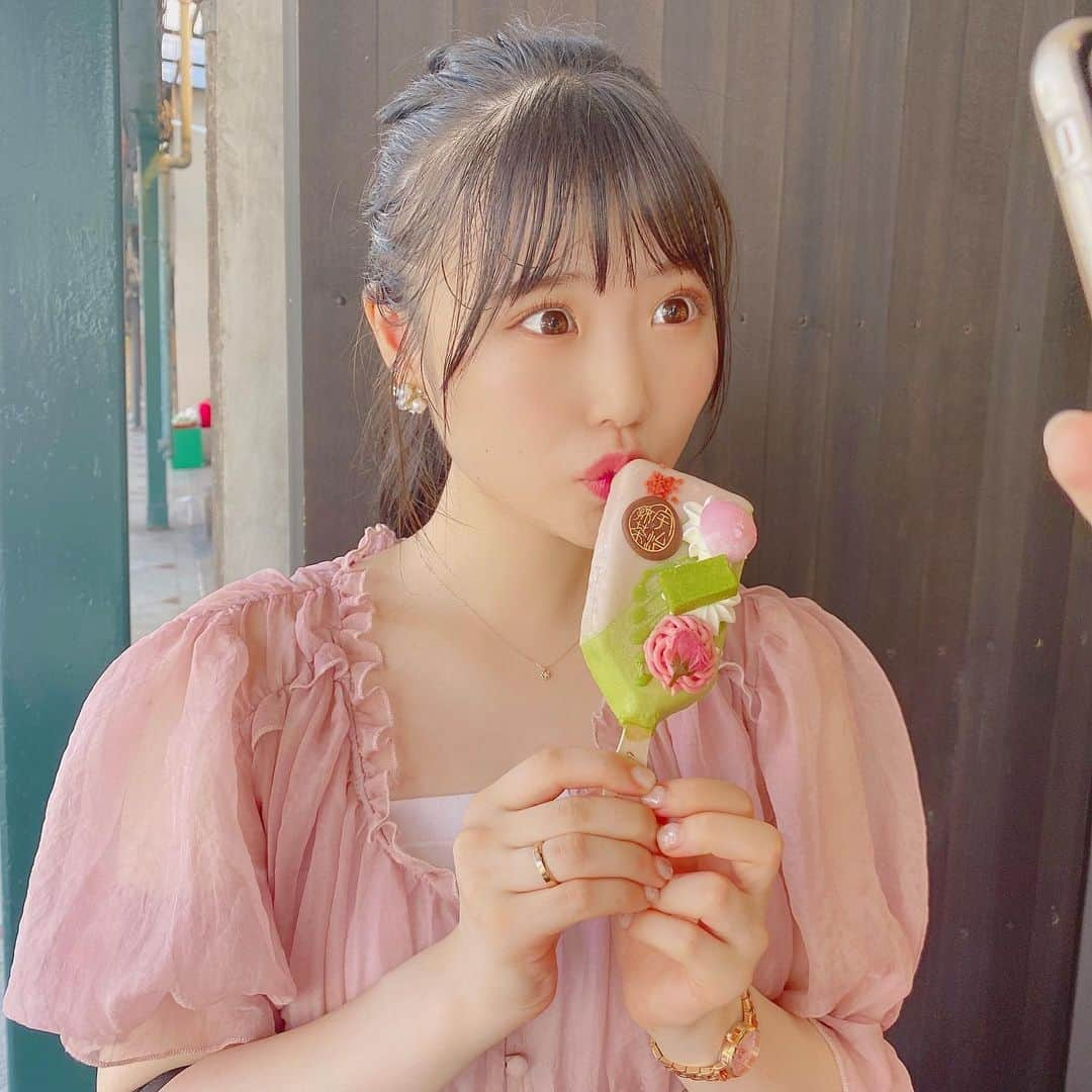 出口結菜さんのインスタグラム写真 - (出口結菜Instagram)「《🍃#祇園四条　#伊藤久右衛門》﻿ ﻿ ﻿ 🌸さくら　　﻿ 🥭とろぴかる　﻿ 🌰もんぶらん﻿ （全¥590）﻿ ﻿ ﻿ ﻿ ﻿ 祇園四条駅の近くにある商店街？！みないなところで、ずっとインスタで見ていたアイスを😚😚﻿ ﻿ ﻿ ﻿ 私はさくら🌸味を選びました❕❕❕﻿ ﻿ ベースは抹茶アイスで中は良い感じに滑らかな濃い！！抹茶🍃🍃🍃﻿ ﻿ 結構濃いです！笑﻿ でもほんのり甘くて、京都感満載のアイス🍨﻿ ﻿ ﻿ 周りにはさくら味と抹茶味のチョコレートソースがコーティングされていて、結構パリパリ😚﻿ ﻿ さくらの味もしっかりわかって、へんな癖が無くてめっちゃ美味しかった！！﻿ ﻿ ﻿ ﻿ ﻿ 上には﻿ 濃厚な抹茶の生チョコや﻿ 大好きな白玉❕﻿ チョコ🍫﻿ あと、少し塩味がある桜餡！﻿ ﻿ いろいろのっていて、夏に食べると溶けるのが早くて食べるのが大変やけど、すごいいろんな食感が楽しめるし、どこ食べてもどれ食べても濃厚やから﻿ ﻿ 満足感と満腹感がめっちゃありました😆💗﻿ ﻿ アイスひとつで﻿ 600円近くして、少し高いなぁって思ったけど納得🤩﻿ ﻿ ﻿ ﻿ 上にはパフェとか食べれるカフェもあるから行ってみたいなぁ🥺﻿ ﻿ ﻿ ﻿ \冬のアイスも良き🍨🧊/﻿ ﻿ ___________________________________________﻿ ﻿ ❤️ 京都府京都市東山区四条通大和大路東南角祇園町南側586 ﻿ 💗祇園四条駅から🚶‍♀️5分﻿ 💛11時〜17時（土日17時半まで）﻿ 💚テイクアウト座席１つ有り﻿ 💙予約可﻿ ___________________________________________﻿ ﻿ #京都 #🍃 #アイス #抹茶 #さくら #🌸  #京都グルメ #京都カフェ #抹茶スイーツ #抹茶アイス #アイス部 #映え #映えスイーツ #インスタ映え #甘いもの #甘党 #ポニーテール #関西 #さくらスイーツ  #instafood #instagram #食べ物 #食べ歩き #食べ物グラム #グルメ #スイーツ #sweet #ラビグルメ」11月15日 20時52分 - yui_laby0622