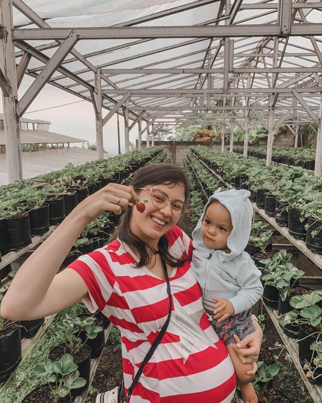 Kimberly Ryderのインスタグラム：「Picking strawbs with Booboo. Don’t see any more strawberries behind us? He ate them all. And is still eyeing the one in my hand. 🍓」