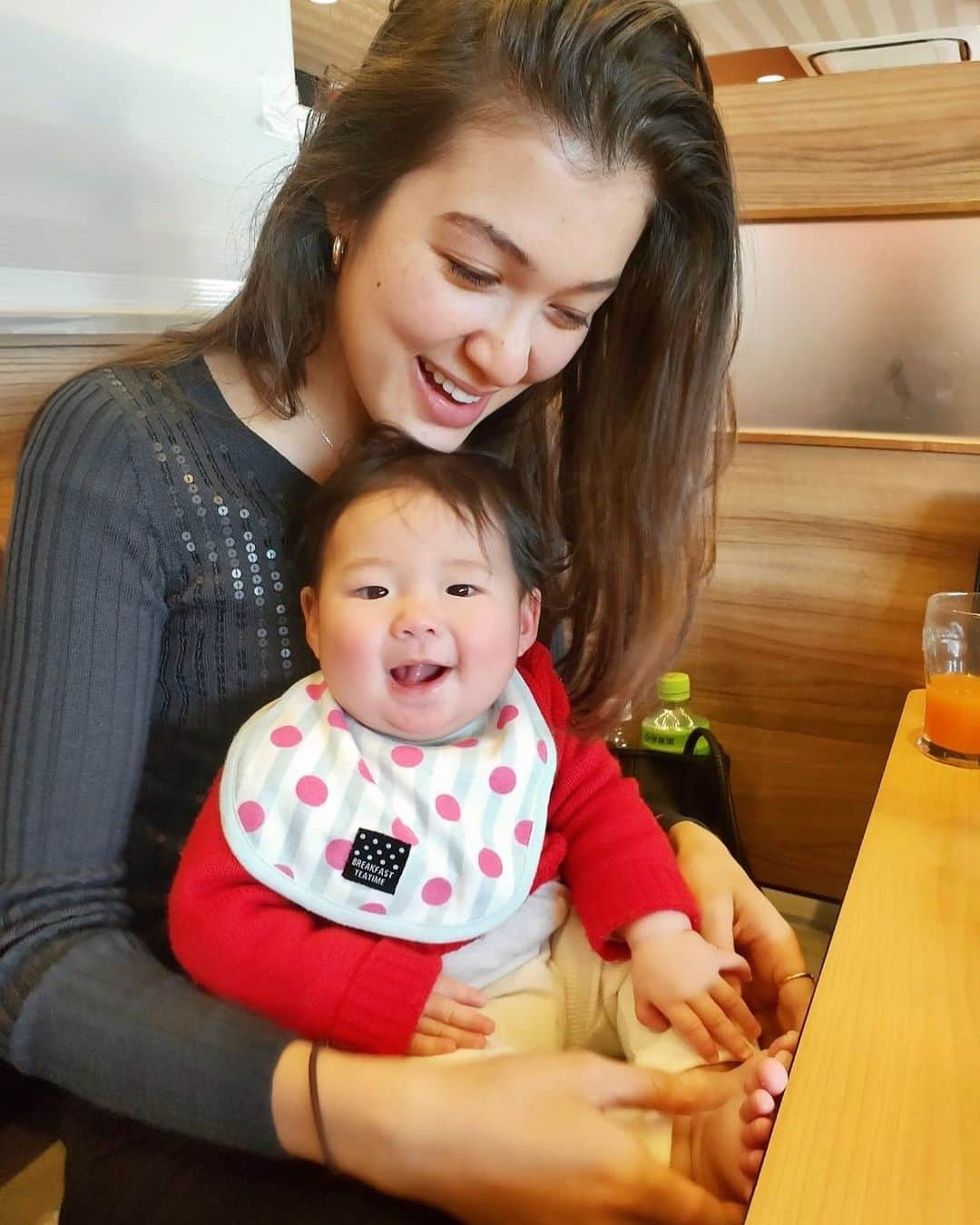 香華（KOuKA）のインスタグラム：「姪っ子と初対面！可愛いい！！First time meeting my niece, I’m so in love 😍❤️」