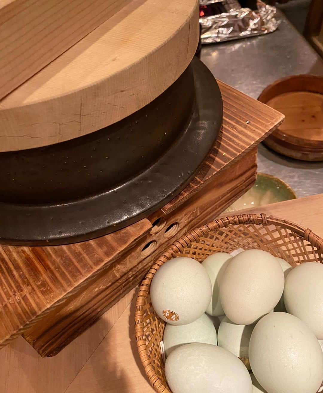 GENKINGの釜飯さんのインスタグラム写真 - (GENKINGの釜飯Instagram)「あんまり外食しない私が定期的に必ず行く好きなお店シリーズ🤎 今回はやきとりです‼️ が肝心な料理の写真が1枚もない笑 最後は緑の卵が出てきます✨ #焼鶏しの田」11月15日 20時55分 - genkingkitchen