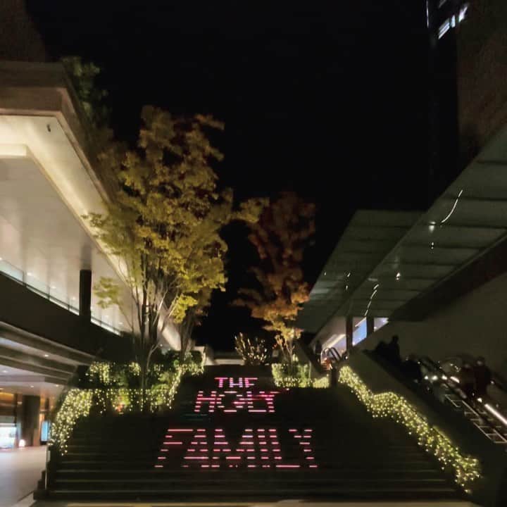 のインスタグラム：「階段ってこういう方角に進化するもんなんだな……。 いずれ垂直面は全面ディスプレイになったりするのかなと思ったけど、すでにもう存在してておかしくないや。  #二子玉川ライズ #階段照明  #クリスマスに思い入れはないけど年末の雰囲気は好き。」