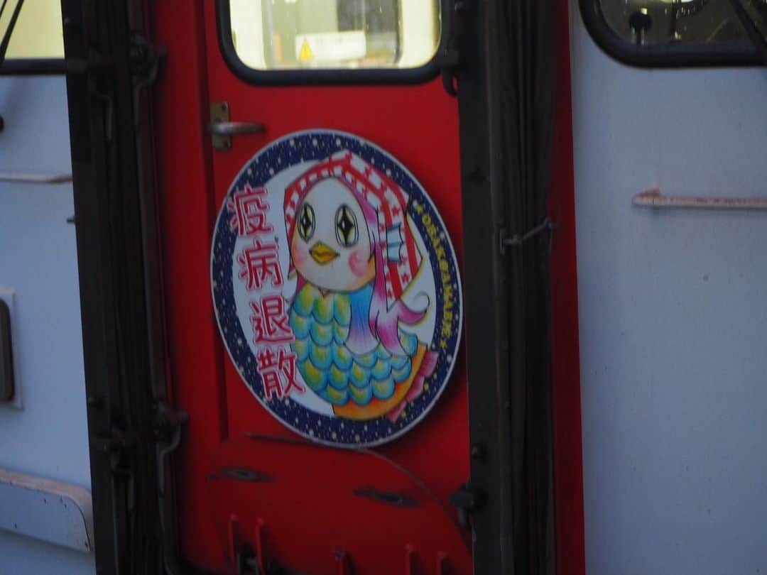 伊藤桃さんのインスタグラム写真 - (伊藤桃Instagram)「【#由利高原鉄道 矢島駅】 矢島駅にいった目的は…そう！ マツコさんにお会いしたかったのです🥰 白髪が美しい、上品なマドンナ、マツコさん。 マツコさんは、#まつ子の部屋 という名前で待合室の一角で、30年以上も前からおもてなしをしてくれているのです。 そして！#鉄印帳 、この由利高原鉄道ではまつこさんが直接記帳してくれるのです🥺 はじめての直接！しかもまつこさん·····✨ アイドルにあうようにどきどきでした💞😚 * 1枚目: 記帳されているまつこさん。 本当に嬉しいと伝えたら、 私こそ嬉しいわとにっこりしてくださいました。 次の日が五能線と伝えたら、これを五能線に乗せてくれるなんてうれしいわと····· すてきすぎる····· 2枚目: これがまつこさんの鉄印。 3種類からえらべます。 500円とふつうの記帳より200円たかいのですが、 3枚目: かわりにまつこさんのお店で使える200円の商品券が🥳 * 4枚目: お会いするのは3度目。 でもなかなかわたし、自分の仕事や名前は言わないのですが なんとこの前来たのを覚えててくださって····· 出してくださった桜茶をのみながら名前を話しました。 そしたら····· *” 5.6枚目: 前回もお見送りしてくださったのですが、こうして名前付きで！お見送りしてくれました😭🙌 他にいるのは学生ばかり。 そんななか、ただひとり私のためだけにきてくれたまつこさん。 その姿があたたかくて·····特にコロナ禍のなか、人との関わりがへっていましたが、人ってやっぱりあたたかいなと。 幸せな気持ちで帰りの列車にゆられていました·····(*´-`)❤️ * 7枚目: ちなみに今回わたしが購入したもの(❁´ω`❁) もふどらを購入したら、マツコさんが1個オマケでくれました🥰 可愛い秋田犬のパッケージにもふもふのどら焼きも、いぶりがっこもどっちもおいしかったー♥ あと切符はふつーに駅でかいました。笑 ながーい硬券！ * 8.9枚目: よく車両をみたらアマビエヘッドまーく！ 10枚目: 秋田駅でであったホキ🥳 かっこよかった！ ✂ーーーーーーーーーーーーーーーーーーーーーーーーーーーーーー✂ ゆるりと由利高原鉄道の旅はここまで。 まだ更新できていないのたくさんあるから次のたびに続く·····🚃🚋💭」11月15日 21時07分 - itomomo_tetsu