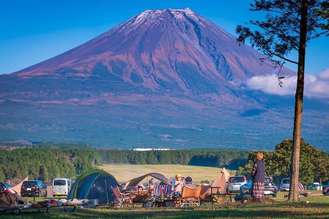 CAMP_HACKさんのインスタグラム写真 - (CAMP_HACKInstagram)「澄んだ空気が気持ち良い秋は、富士山もキレイに見えますね。山肌までくっきり見えると、時間を忘れて見惚れてしまいそうです。 . . from CAMP HACK . CAMP HACKであなたのキャンプライフを取材します！ 『#camphack取材』を付けて投稿！ . Photo by @camp_and_star さん . #camp #camping #camphack #outdoorlife #outdoor #trip #travel #japan #followme #weekend #travelling #outdoorgirl #family #familytrip #キャンプ #アウトドア #キャンプ道具 #キャンプ初心者 #家族 #外遊び #自然 #キャンプ場 #お出かけ」11月15日 21時00分 - camp_hack