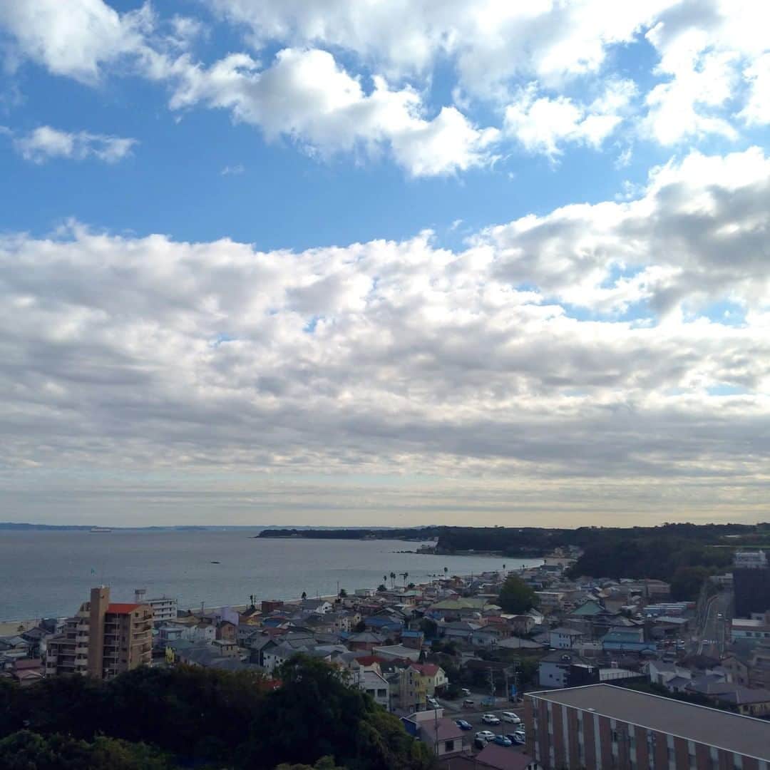 【公式】オーシャンリゾートホテル マホロバ・マインズ三浦さんのインスタグラム写真 - (【公式】オーシャンリゾートホテル マホロバ・マインズ三浦Instagram)「こんな雲の日もまた良し😊毎日違う景色を見せてくれる空と海、やっぱり飽きません！ （本館11階からの景色）  #海 #gotoトラベル #テレワーク #ワーケーション #ビーチ #空が好き #カコソラ #窓からの景色 #三浦海岸駅 #リゾートテレワーク #おうちで旅体験 #海好きな人と繋がりたい #ベランダからの景色 #房総半島 #海のある生活 #海のある暮らし #igで繋がる海 #田舎暮らし #三浦海岸 #三浦半島いいところ🙌 #移住 #三浦 #三浦市 #マホロバマインズ #maholovaminds #マホロバケーション #神奈川観光 #三浦半島 #マホロバ #マホロバマインズ三浦」11月15日 21時00分 - maholova_minds_miura