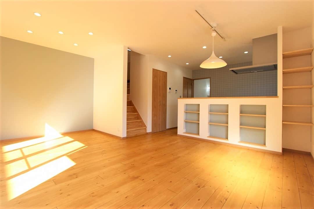 ALLHOUSE R×Lのインスタグラム：「新築戸建賃貸A`REGAO(#エーレガロ)完成しました！⁠ .⁠ .⁠ 無垢フローリングで温かみのある広々した室内はまるで注文住宅です。⁠ .⁠ .⁠ 賃貸でも子のクオリティの戸建物件はなかなかないですよ👀⁠ .⁠ .⁠ .⁠ ⁠ ----------------------------------------------⁠ その他施工事例はコチラ☞@allhouse_pm　⁠ ----------------------------------------------⁠ .⁠ .⁠ .⁠ .⁠ .⁠ .⁠ #無垢フローリング #戸建 #新築 #オールハウス #オールハウスPM #賃貸 #広島賃貸 #賃貸住宅 #賃貸物件 #住まい #プロパティマネジメント #デザイナーズ賃貸 #賃貸リノベーション #リノベーション #リフォーム #無垢フローリング #アクセントクロス #建築 #工務店 #インテリア #賃貸暮らし #家主 #賃貸経営 #おうち時間 #ステイホーム #renovation #reform #DIY #design」