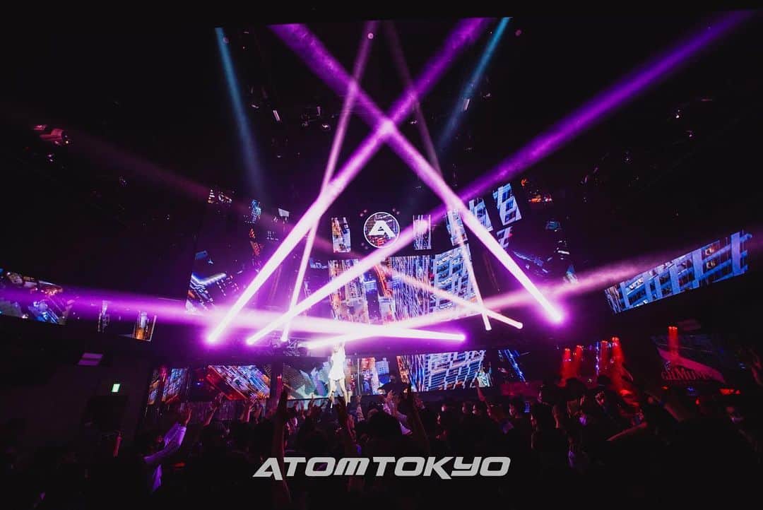 浅場佳苗さんのインスタグラム写真 - (浅場佳苗Instagram)「⚡️⚡️⚡️ Thank you sooo much @atom_tokyo 🐰🤍 フロアからのものすごいパワーと熱気を全身に感じながら、負けじと全力で歌わせていただきました！楽しかった、、！✨ 最高の夜をありがとうございました！！！ ・ Photo📸 by @neon__mafia  #atomtokyo #tokyo #japan #dancemusic #dancepop #edm #singer #songwriter #シンガーソングライター #フレキシタリアン #ベジタリアン #ゆるヴィーガン #動物愛護 #サスティナブル #エコ #地球にやさしいミュージシャン #愛犬家 #beatmania #iidx #17live #LoL #tiktok #浅場佳苗 #kanaeasaba」11月15日 21時01分 - kanae_asaba