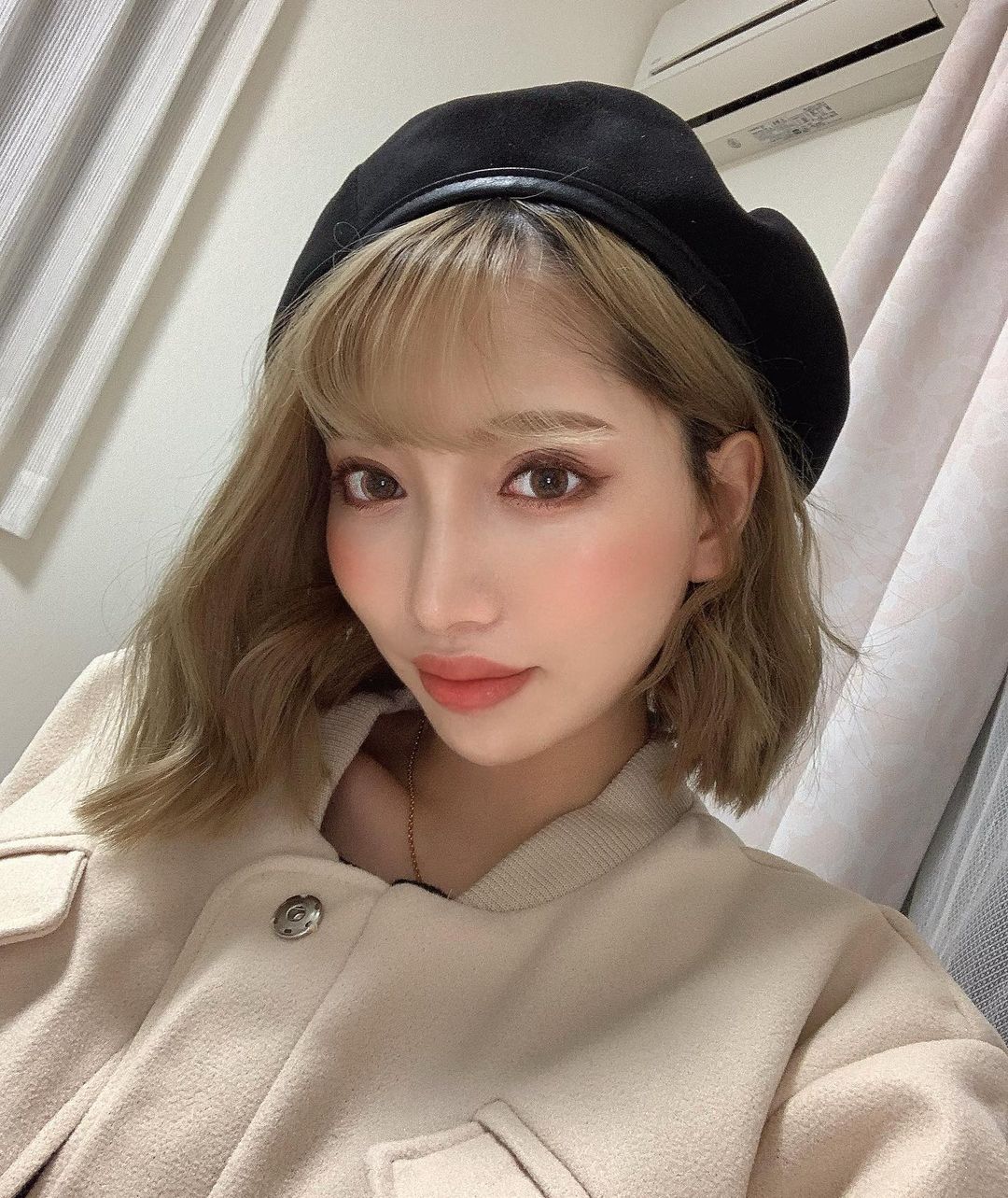 りえさんのインスタグラム写真 - (りえInstagram)「ベレー帽被りたくて、久しぶりにお化粧したよん💄 Darichベレーさん2色買って正解だったな🤨💓 ※もう本気で髪の毛限界の領域..はよ美容院...  今週で新生児が終わってしまうの😿 今日でおむつも新生児サイズからSサイズに切り替え... サイズアウトはやかったな🤭🤭 成長が嬉しい反面、寂しさも😌  #Darich#Darichコーデ#ダーリッチ#ベレー帽#帽子コーデ#ヘアアレンジ#ショートヘア#ベレー帽コーデ#女の子ママ#女の子ベビー#令和2年ベビー#赤ちゃんのいる生活」11月15日 21時03分 - ririri060800