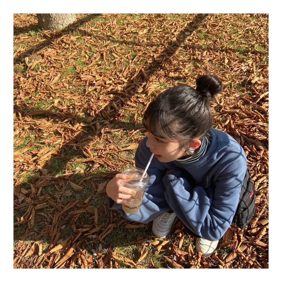 井上玲音さんのインスタグラム写真 - (井上玲音Instagram)「･ 🍡お団子ver.🍡 ･ カフェラテ片手に公園を歩いたんだけど、最後は花粉に負けました。 ･ 3コマの微妙な変化をお楽しみください😧 ･ ⚠️撮影の時だけマスク外してます！！ #公園 #散歩 #カフェラテ #美味しい #juicejuice #井上玲音」11月15日 21時03分 - rei_inoue.official