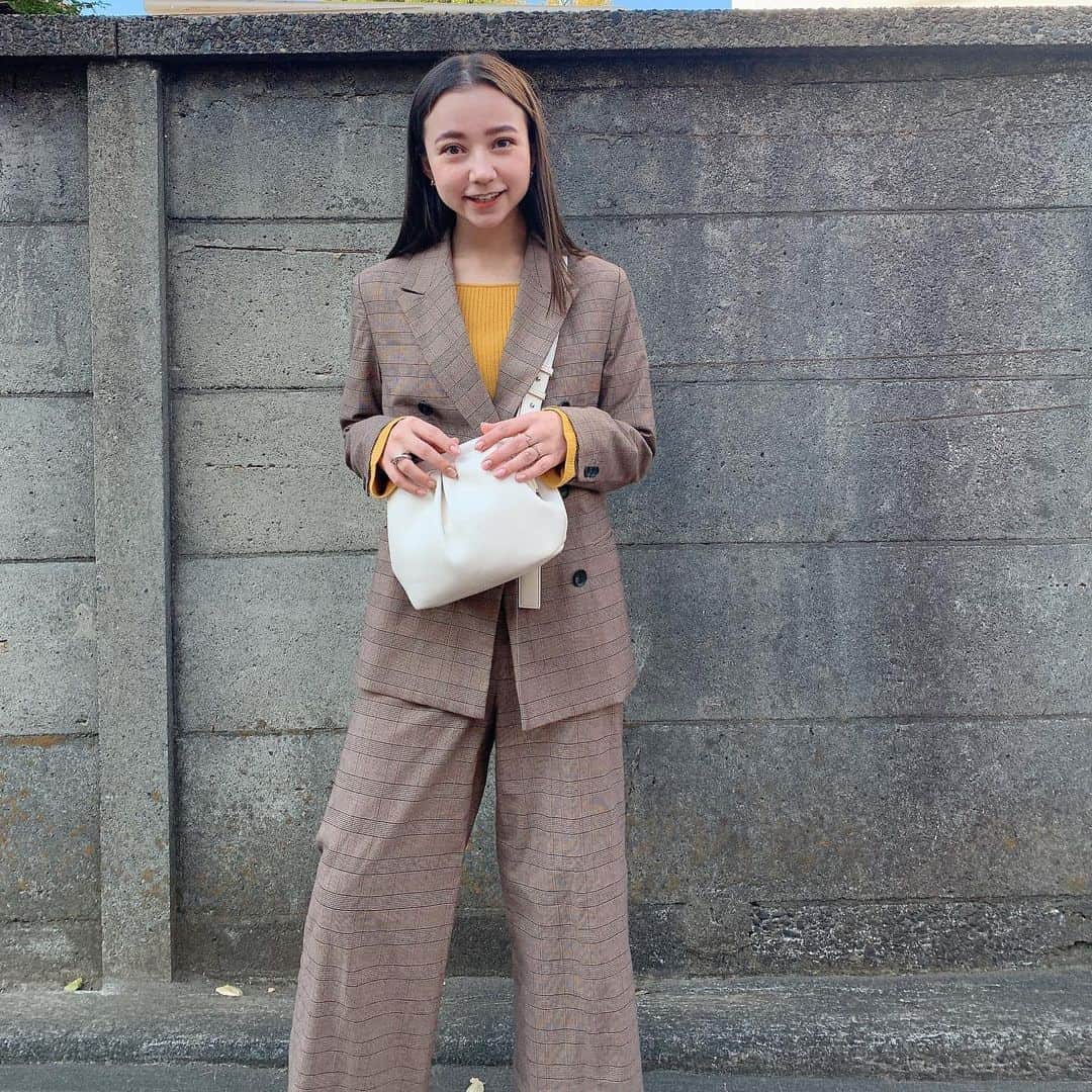 のインスタグラム：「. . ソフトショルダーバッグ @snidel_official   コロンっとしたフォルムが可愛くて 使いやすくて大活躍🤍 _」