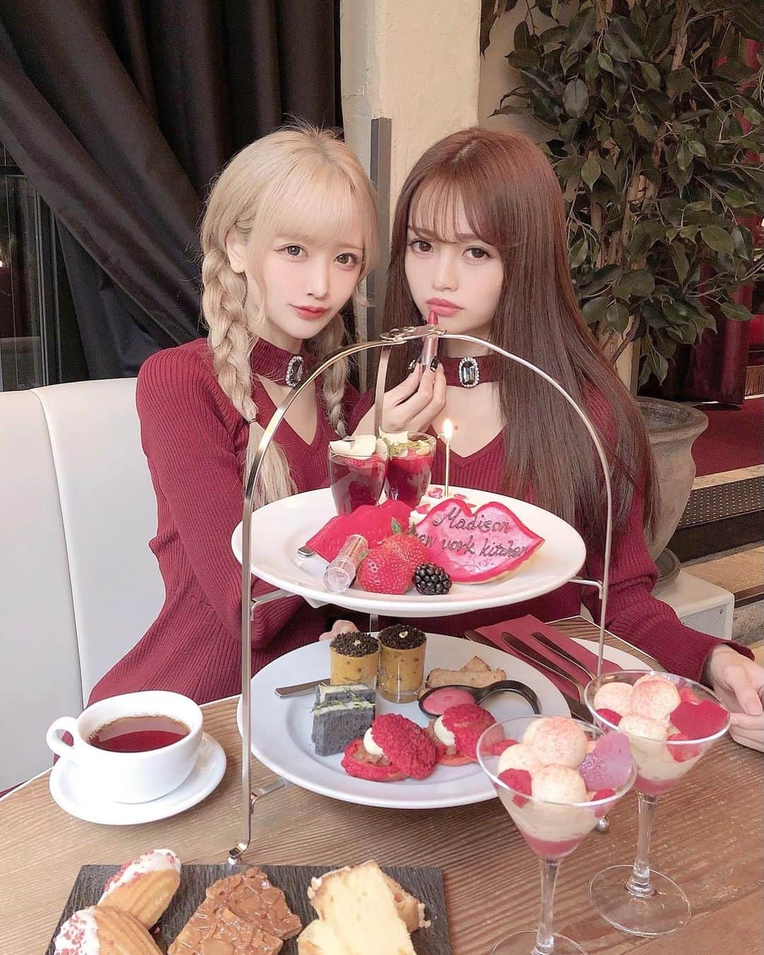 のインスタグラム：「恵比寿のマディソンニューヨークキッチンRouge Afternoon Tea💋  リップもチョコレート♪  お揃いにしたボルドーのワンピースは @michellmacaron_official のもの👗💋  　 #恵比寿カフェ#恵比寿ランチ#恵比寿グルメ#アフタヌーンティー#アフタヌーンティーセット#ボルドー#ボルドーカラー#東京カフェ巡り#東京カフェ部#東京スイーツ#ミシェルマカロン#michellmacaron#マディソンニューヨークキ」