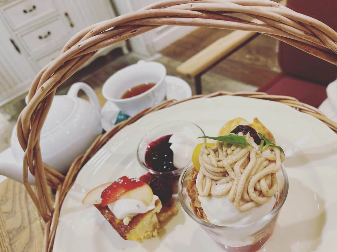 日野礼香さんのインスタグラム写真 - (日野礼香Instagram)「AfternoonTea☕️ 紅茶が美味しい時期になったね☺️  #afternoontea #sweets #cafe #teetime」11月15日 21時05分 - reicheru219
