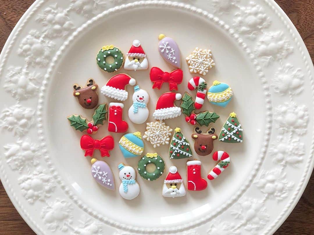 西木恵美里のインスタグラム：「クリスマスクッキー🎄  いろいろと試作してきましたが、、 今年は(来年以降できるかわかりませんが🤣)ミニクッキーを販売しようと思います👏🏻💕 1つ3センチほどのかわいいサイズのクッキーです🎀  立体クッキーはアイシングで接着しながらでないとなかなかうまく自立してくれなかったので断念💭 スティッククッキーと迷いましたが、ストーリーでミニクッキーのほうが100名を超えたので、細かいデザインは変更するかもしれませんが、こちらで決定としました✊🏻⭐️  販売についてですが、、 どれくらいご購入いただけるか未知数すぎて😭  ◽︎受注生産 (期日までにご注文頂いたぶんだけ販売) or ◽︎数量限定 (先着順で20セットくらい…？)  どちらにするか迷っています…🥺 ご購入希望いただける方、コメントください🙇🏻‍♀️  詳細が決まりましたらまた改めて投稿します🙏🏻  #アイシングクッキー #クリスマスクッキー #ミニクッキー #観賞用クッキー」