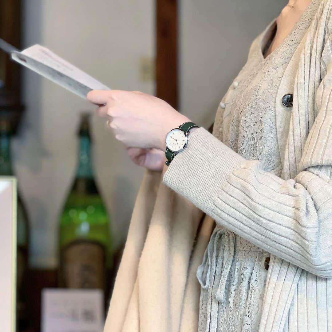 Fashion Is Funさんのインスタグラム写真 - (Fashion Is FunInstagram)「【FIF×上野歩き】 管理の方のご厚意で、特別に「揚戸（あげど）」を上げさせていただきました。 現代のシャッターにあたる揚戸は、想像以上に重くてびっくり。貴重な体験をさせていただきました。  建物内では当時のポスターやお酒以外の販売品の様子もうかがえました。 お酒以外にもお砂糖などが売られていたりと、興味深いものがたくさんあり、歴史に触れる楽しさを味わいました。  今回着用した時計ベルトはベロア（起毛）生地の引き通しベルトです。引き通しベルトは時計の文字盤にサッと通すだけで装着ができるので、手軽に交換できます。冬に向けて、見た目も温かく衣替えしていきましょう。  #fif #fif時計ベルト #fifwatchbelt #腕時計 #時計ベルト #手元くら部 #腕時計女子 #時計好きさんと繋がりたい #引き通しベルト #グリーンカラー #秋冬カラー #レースコーデ #下町風俗資料館付設展示場 #旧吉田屋酒店 #酒屋 #商家 #明治建築 #上野桜木 #日暮里散歩 #谷根千 #下町 #ホーロー看板 #揚戸」11月15日 21時15分 - fifbelt