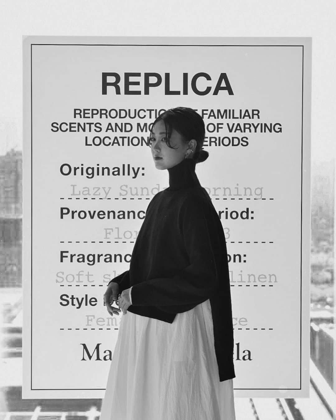 のインスタグラム：「・ ・ 🖤🖤🖤 ・ @maisonmargielafragrances #REPLICA  #lazysundaymorning  ・ ・ ・ #maisonmargiela #maisonmargielareplica #レプリカ #レイジーサンデーモーニング #fragrance  🏷 SHIRTS @akte_official  TOPS @urs_official #urs_styling」
