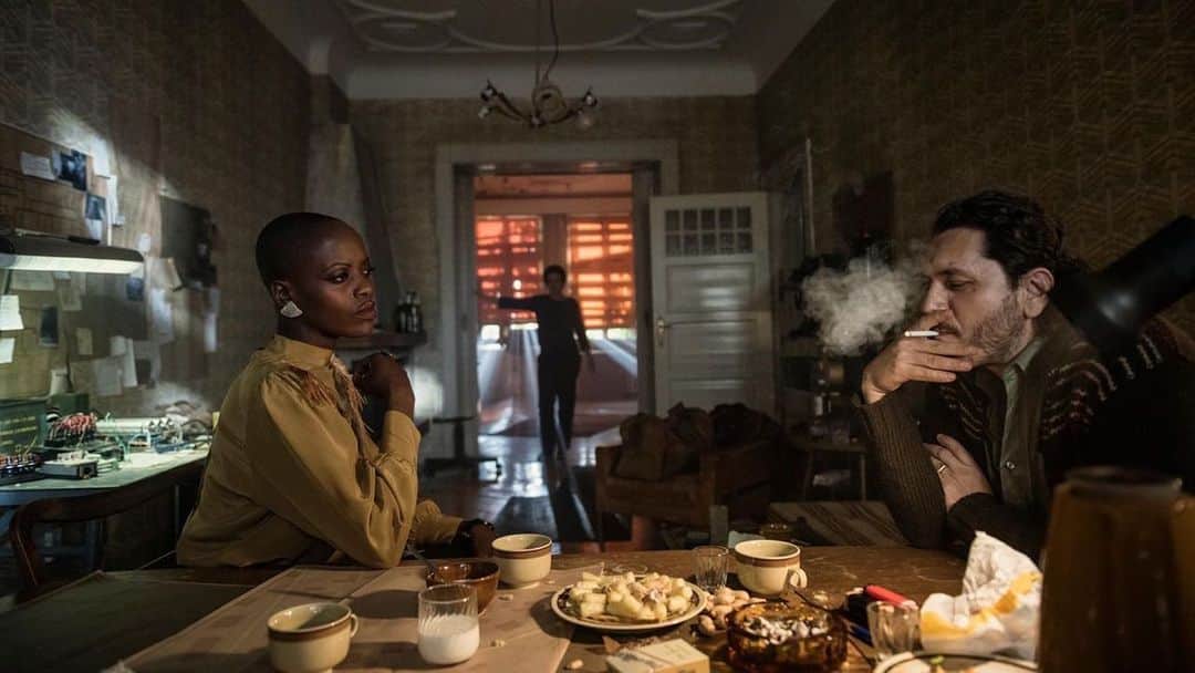 フローレンス・カサンバのインスタグラム：「Emil Hostina (Grigore), Maria Schrader (Lenora Rauch) and #florencekasumba (Rose Seithathi) in @deutschlandtheseriesde on Prime Video.」