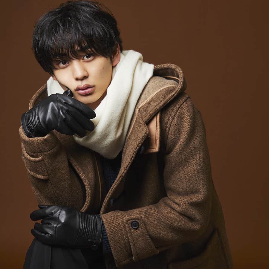 鈴木志遠のインスタグラム：「噂によると編集長が褒めてくれたみたいなので是非みてください。﻿ ﻿ ﻿ ﻿ カメラマン:﻿ @so_so_takayuki  スタイリスト:﻿ @taku_low_s  ヘアメイク:﻿ @kozono_yukari」