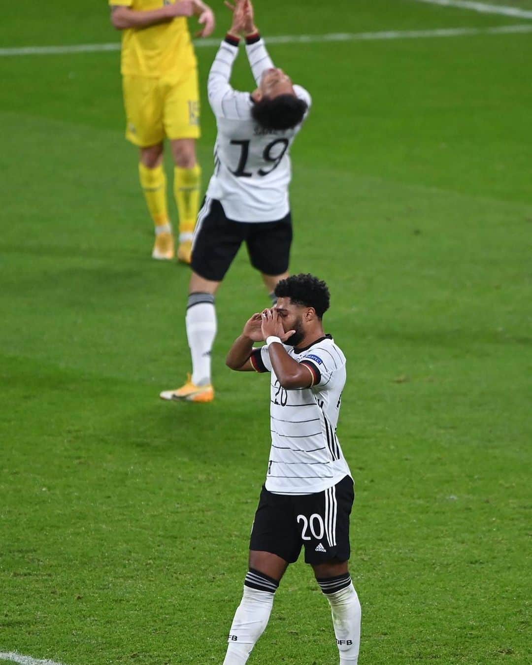 セルジュ・ニャブリのインスタグラム：「Relax @leroysane19, it’s 3:1 😂」