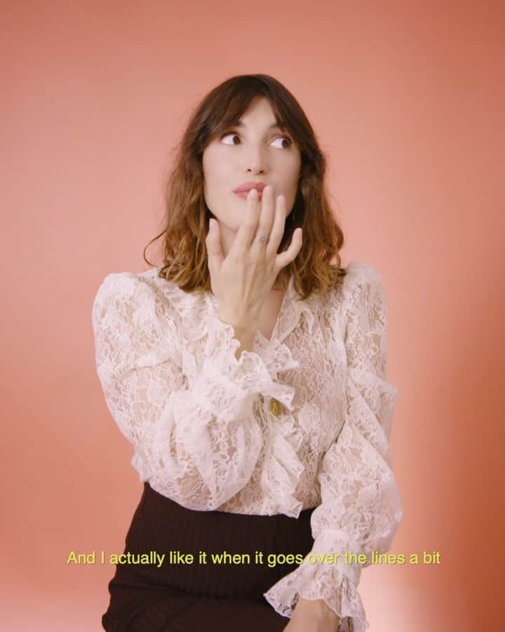 Jeanneのインスタグラム：「When we launched @Rouje Beaute, I was reminded of my first makeup memories 💄They were of course all linked to my mother who loved playing with her products by applying lipstick on her cheeks or mascara on her eyelids. That’s how I developed my taste for what’s uneven, imperfect.  Here is the first video about my inspiration for a liberated makeup - more to come! And you, are you more into sophisticated or effortless makeup?」