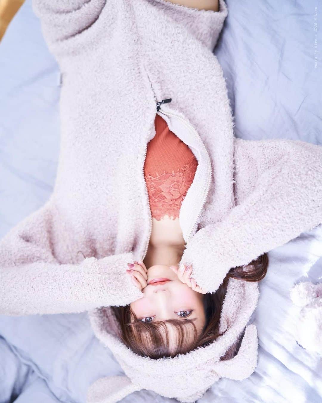 遠藤 玲奈 /endo renaのインスタグラム：「ごろんごろん🧶 土日はいっぱい休めましたか？ . あ、これズボンです︎☺︎ パジャマ：@gelatopique_official さん🧶  . #gelatepique #ジェラートピケ #ジェラピケ #ジェラピケ女子 #パジャマ #パジャマコーデ #グレージュ #アッシュグレー」