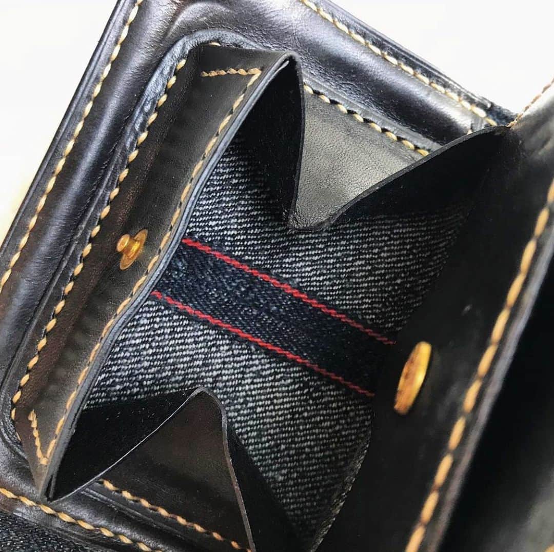 Denimioさんのインスタグラム写真 - (DenimioInstagram)「For today's #selvedgesunday, check out this beaut from #vanitas x #onidenim. Our #denimioleatherjourney has now arrived in Singapore and @denim.hustle will take care of this for the next month. Lined with #aizumi denim and, boy, is this a wallet!  #Denimio #denim #denimhead #denimfreak #denimlovers #jeans #selvedge #selvage #selvedgedenim #japanesedenim #rawdenim #drydenim #worndenim #fadeddenim #menswear #mensfashion #rawfie #denimporn #denimaddict #betterwithwear #wabisabi」11月15日 21時24分 - denimio_shop
