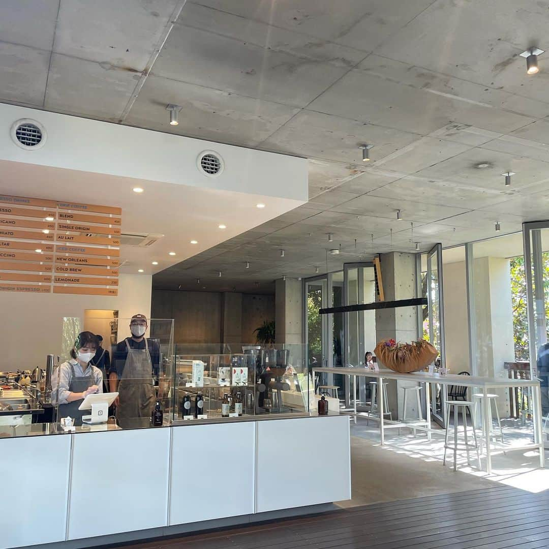 黒田莉来さんのインスタグラム写真 - (黒田莉来Instagram)「#bluebottlecoffee 青山店  土曜日だし混んでそうだな〜と思い8:00の開店と同時に☀️ けど休日とは思えないくらい空いてました🤣  以前午後から行った時は座れなかったので、休日は午前中から行けば必ず座れると思います🙆‍♀️  テラス席がほんっとうにお勧め🌿  #bluebottlecoffeeaoyama  #ブルーボトルコーヒー青山カフェ #表参道カフェ#モーニングプレート」11月15日 21時16分 - kuroda_tomatochan