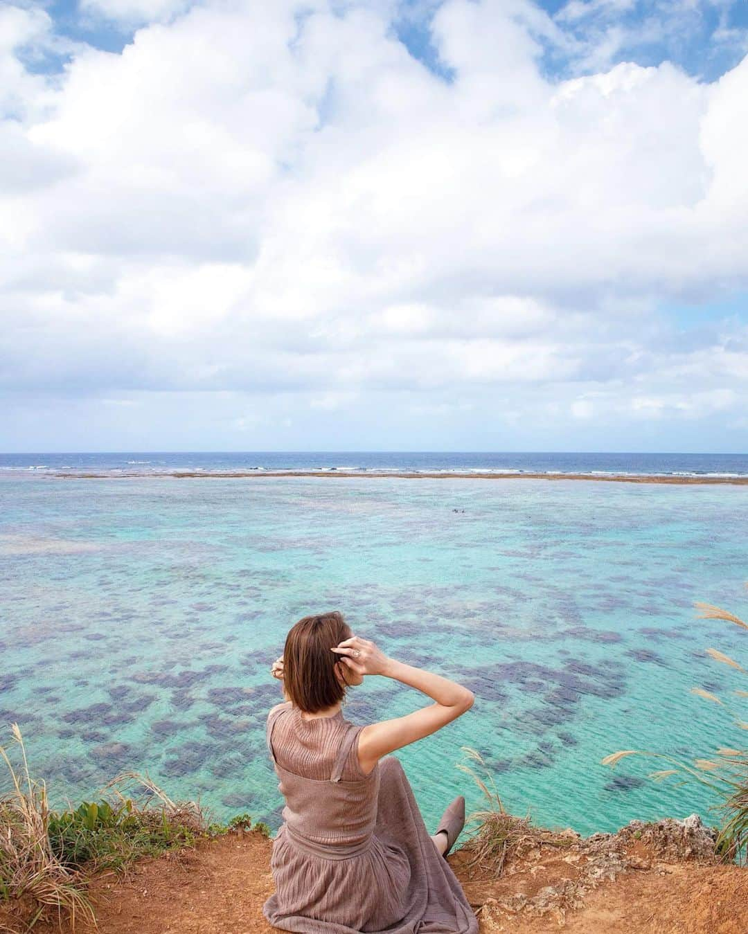 三井菜那さんのインスタグラム写真 - (三井菜那Instagram)「𝒃𝒆𝒂𝒄𝒉51🏝  ㅤㅤㅤㅤㅤㅤㅤㅤㅤㅤㅤㅤㅤ 真栄田岬の近くの beach51へ🏊‍♂️ 植物に覆われた細い道を進むと、 断崖絶壁が😳！ 晴れていて絶景でした🐾  ㅤㅤㅤㅤㅤㅤㅤㅤㅤㅤㅤㅤㅤ  今回の旅は予定を決めない のんびりの旅なので 通り道だし行ってみる🤔？って感じで行ったので、 ブーツとニットワンピだったの🤣 絶対に歩きやすい服装と靴で行ってください👟🤭(スカート破れた)  ㅤㅤㅤㅤㅤㅤㅤㅤㅤㅤㅤㅤㅤ #beach51#ザネー浜#恩納村#旅行#沖縄#沖縄旅行 #国内旅行」11月15日 21時25分 - nana.0312