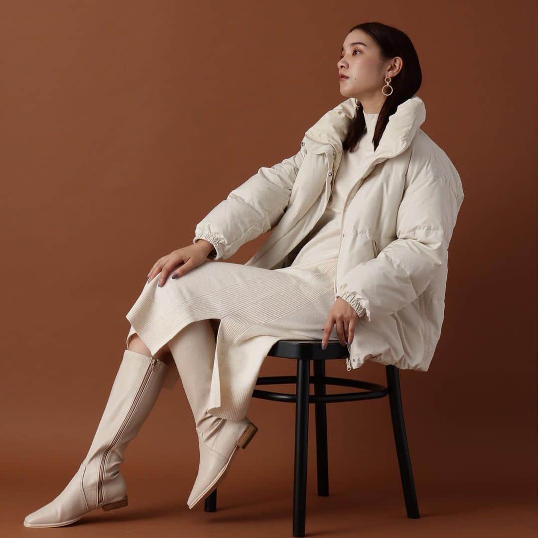 ozoc_officialのインスタグラム：「【2020 WINTER OUTER CATALOG】﻿ ﻿ ……………………………………………………﻿ ﻿ いよいよ冬本番。今年はどのアウターにする？？﻿ ﻿ ◾︎ロングブーツが今年らしいオールホワイトコーデ﻿ リバーシブルダウンは、マットとツヤの素材感を楽しめるアイテム﻿ ﻿ ……………………………………………………﻿ ﻿ ﻿ ﻿ #OZOC #オゾック﻿ ﻿ #coordinate #ファッション　#コーディネート #コーデ #大人カジュアル #カジュアルコーデ #大人かわいい #ootd #code #outfit #fashion #きょコ #リラックスコーデ #autumn #今日のコーデ　#着回しコーデ　#アウターコーデ #秋冬コーデ　#コート #冬コーデ　#冬服コーデ」