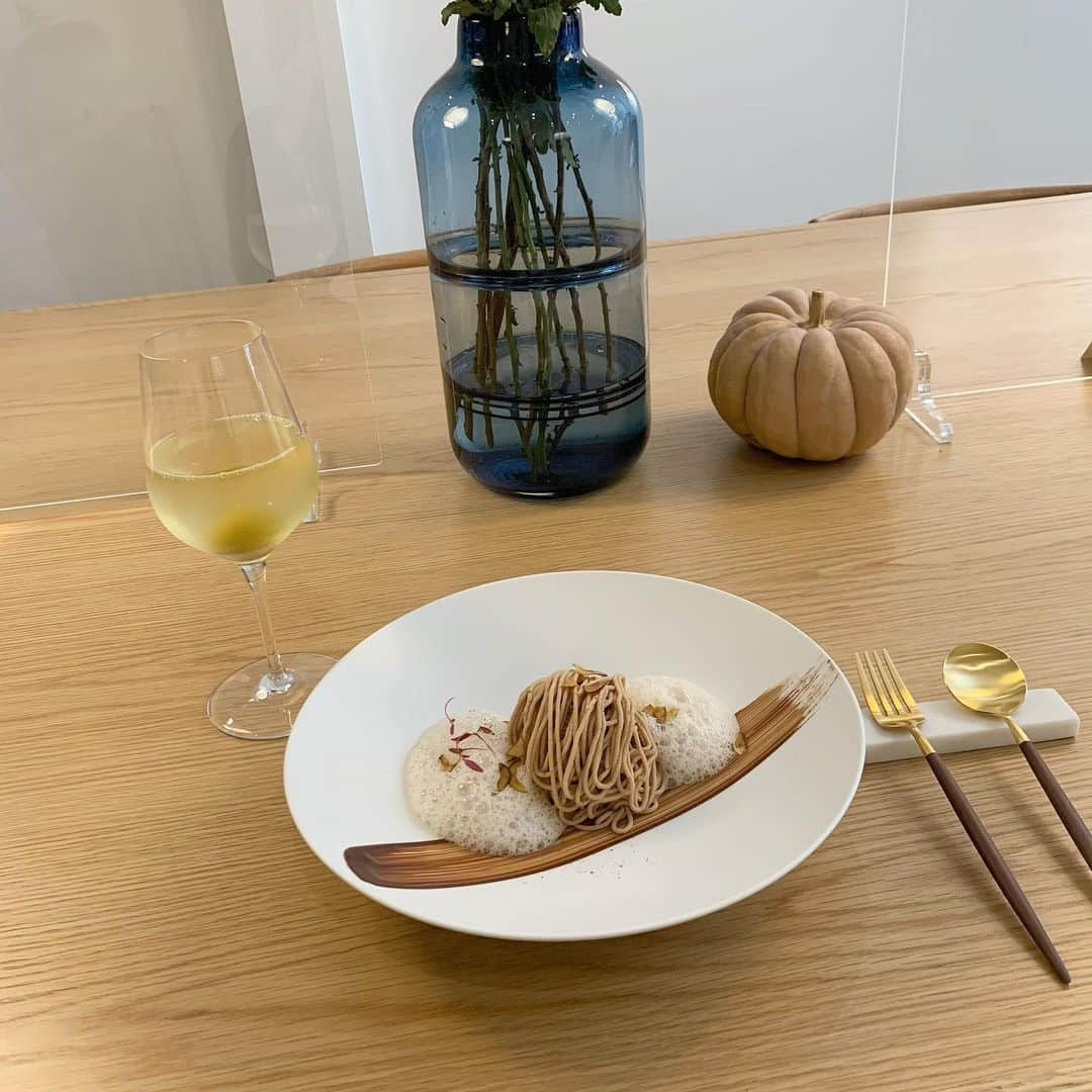 朝長美桜さんのインスタグラム写真 - (朝長美桜Instagram)「こんなに美味しいモンブラン初めて食べました🤭🤍🤍﻿ といっても、モンブラン1回ぐらいしか食べたことないので﻿ ほぼ初めて😂💕💕﻿ ﻿ すっっごく美味しかったんです！！🤤﻿ ﻿ サイドにある、泡みたいなものが紅茶の味がして﻿ モンブランの中にはナッツが入っていたり、﻿ なめらかでとっても美味しくて幸せでした😌🕊🌿﻿ ﻿ 梅ジュースもさっぱりしていて良かったです☺️﻿ 梅も美味しかった〜〜﻿ ﻿ 店内も参道とは全く違う雰囲気で、落ち着いた空間でした。﻿ ぜひ、太宰府天満宮に行った際は、﻿ 食べてみて欲しいなぁ、、🙋🏻‍♀️﻿ わたしは、絶対にまた行く🤭🤎🤎﻿ ﻿ YouTubeにVLOGをアップしたので、ぜひ見て下さいね〜🕯﻿ ﻿ #太宰府天満宮#モンブラン#太宰府カフェ#太宰府天満宮カフェ#かのや#福岡カフェ#lilybrown#リリーブラウン#ワンピース#miocode」11月15日 21時23分 - miochan_0517