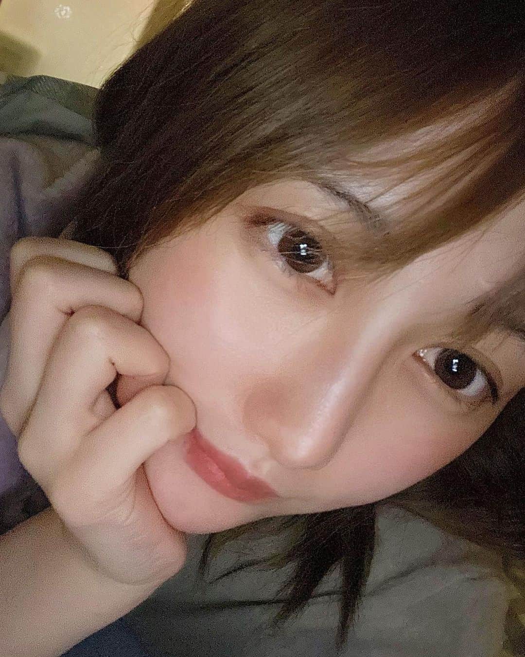 SEIRAのインスタグラム：「寝起きなわたし😴😴 まつげエクステやめてみたのです どうかな❔☺️  #札幌#すすきの#自撮り#自撮り女子#すっびん#パジャマ#パジャマ女子」
