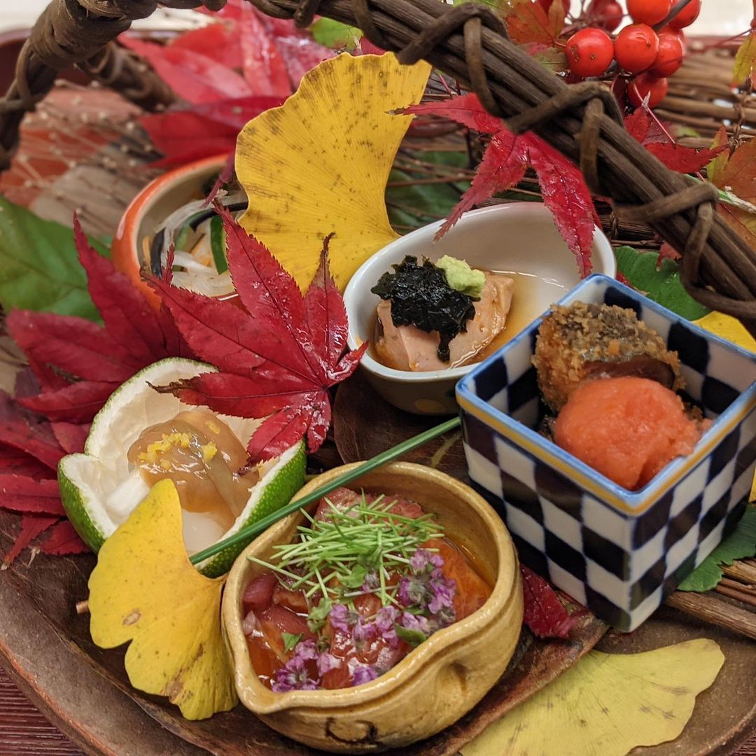 "TERIYAKI" テリヤキ編集部さんのインスタグラム写真 - ("TERIYAKI" テリヤキ編集部Instagram)「《秋を凝縮した素晴らしい料理の数々》  先日、TERIYAKI美食倶楽部のオフ会で東京・赤坂の「赤坂おぎ乃」さんに伺いました！  大将の荻野さんは、京都の「吉兆 嵐山本店」やミシュラン三つ星の銀座にある「小十」、「銀座奥田」などの名店で修業経験のある料理人。  カウンター7席のみのシンプルな空間で味わえる季節を映した月替りのメニューは、何度足を運んでも予想を上回る美味しさ。 今年3月のオープンながら、既に常連さんも多く数ヶ月先まで予約が埋まっている人気店に。 皆さん、訪問時に次回の予約を取ってから帰られるのだとか。  オープンキッチンの中央に炭焼き台があり、素材の火入れを見ることができるのも嬉しいですね。 安定したオペレーションで回っており、料理が提供されるテンポも心地よいです。  しっかりとした日本料理の味を堪能できることはもちろん、季節を感じられる趣深い料理の数々をお愉しみいただけます。 そこに大将荻野さんの気さくな接客やホスピタリティ溢れる空間も相まり、今後益々人気になっていくこと間違いなし。  コース自体は全体的に量が多めなので、しっかりとお腹を空かせていくことをオススメします。 食事で出されるご飯2種は、毎回季節の食材を使用した炊き込みご飯を味わえます。 お腹いっぱいと思いきや、ついついおかわりしてしまう美味しさです。  #赤坂おぎ乃  #おぎ乃」11月15日 21時32分 - teriyaki_jp