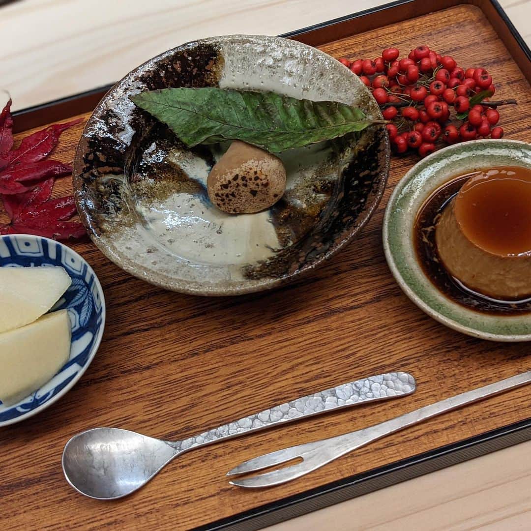 "TERIYAKI" テリヤキ編集部さんのインスタグラム写真 - ("TERIYAKI" テリヤキ編集部Instagram)「《秋を凝縮した素晴らしい料理の数々》  先日、TERIYAKI美食倶楽部のオフ会で東京・赤坂の「赤坂おぎ乃」さんに伺いました！  大将の荻野さんは、京都の「吉兆 嵐山本店」やミシュラン三つ星の銀座にある「小十」、「銀座奥田」などの名店で修業経験のある料理人。  カウンター7席のみのシンプルな空間で味わえる季節を映した月替りのメニューは、何度足を運んでも予想を上回る美味しさ。 今年3月のオープンながら、既に常連さんも多く数ヶ月先まで予約が埋まっている人気店に。 皆さん、訪問時に次回の予約を取ってから帰られるのだとか。  オープンキッチンの中央に炭焼き台があり、素材の火入れを見ることができるのも嬉しいですね。 安定したオペレーションで回っており、料理が提供されるテンポも心地よいです。  しっかりとした日本料理の味を堪能できることはもちろん、季節を感じられる趣深い料理の数々をお愉しみいただけます。 そこに大将荻野さんの気さくな接客やホスピタリティ溢れる空間も相まり、今後益々人気になっていくこと間違いなし。  コース自体は全体的に量が多めなので、しっかりとお腹を空かせていくことをオススメします。 食事で出されるご飯2種は、毎回季節の食材を使用した炊き込みご飯を味わえます。 お腹いっぱいと思いきや、ついついおかわりしてしまう美味しさです。  #赤坂おぎ乃  #おぎ乃」11月15日 21時32分 - teriyaki_jp