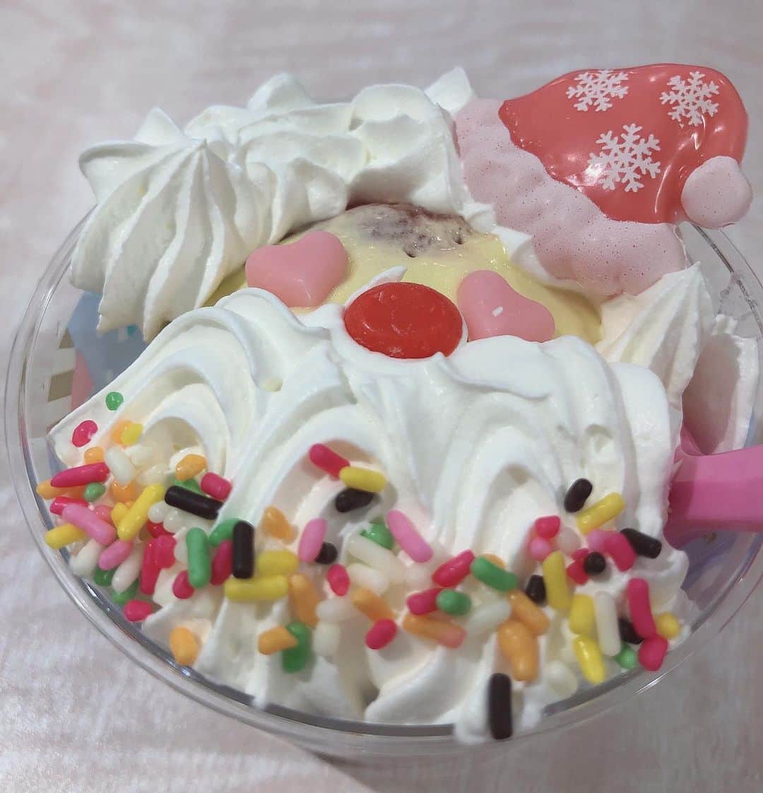中野みやびのインスタグラム：「サーティワン！！  #ウィンターショートケーキ #ショートケーキ #cake #クリーム #cream #ラブリーサンタ #santa #サンタクロース #santaclaus #サンタさん #chocolate #サーティワン #サーティワンアイスクリーム #love #白 #white #中野みやび #みやび」