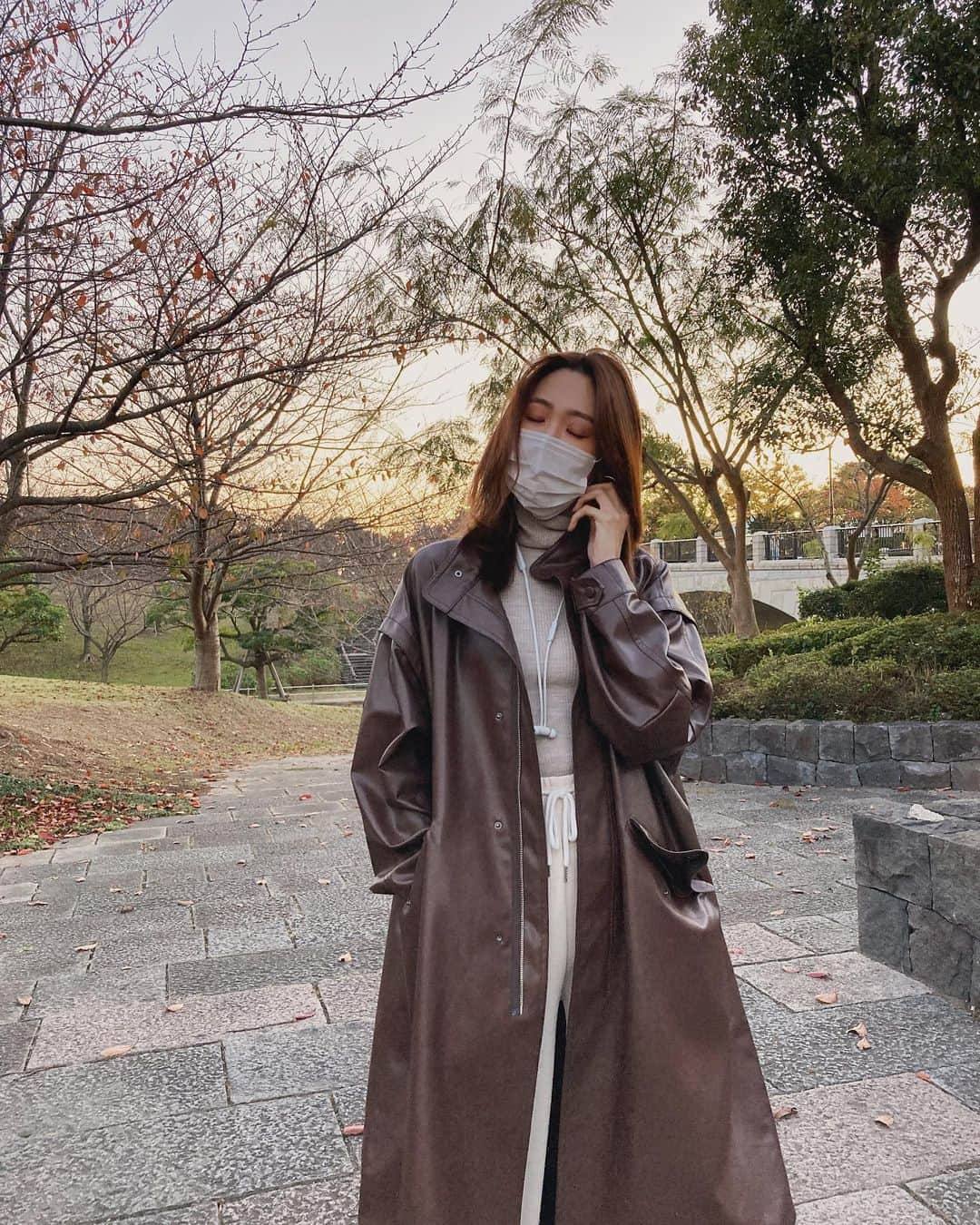 小林ようのインスタグラム：「今季お気に入りのヴィーガンレザーコート🧥 ボトムスはパジャマ。 #小林のootd  . #outerwear #ootd #autumn🍂 #model #fashion #maisonspecial #가을 #패션 #도쿄 #小林よう #お散歩 #ヴィーガンレザー #モッズコート」